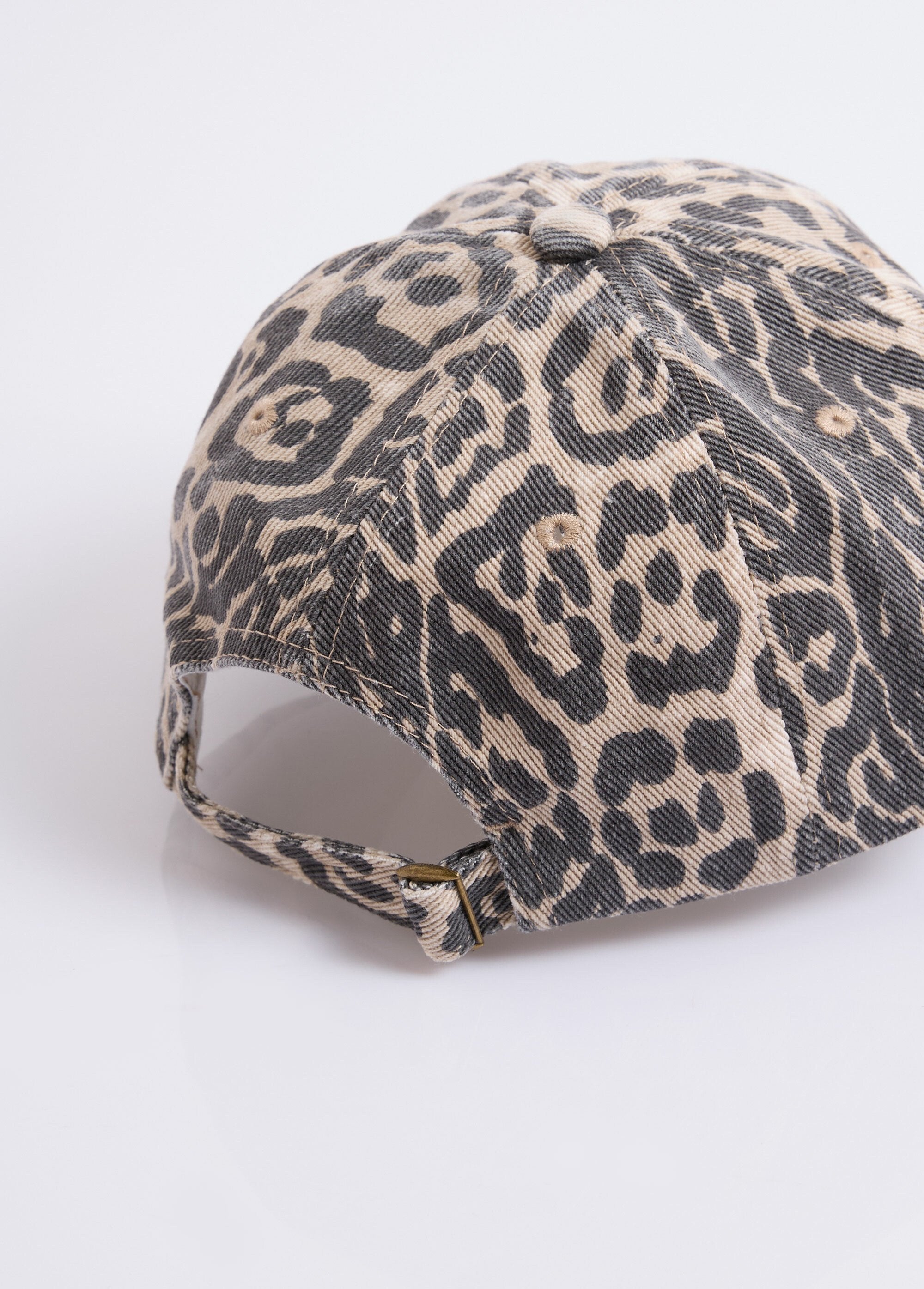 Leopard_print_denim_cap_with_embroidered_heart_Beige_Panther_DE1_slim