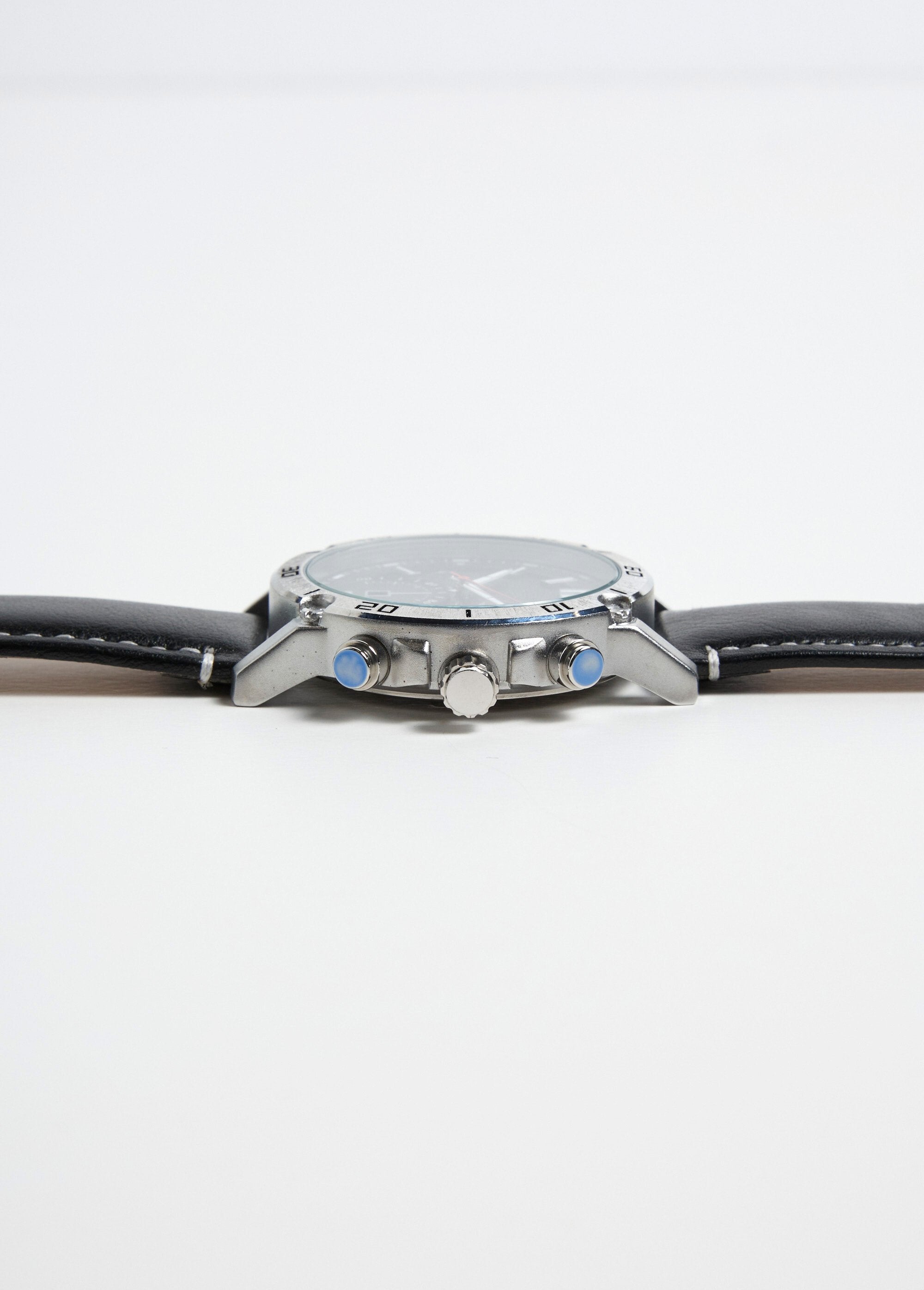 Rond_chronograafhorloge_van_roestvrij_staal_en_leer_Noir_DE3_slim