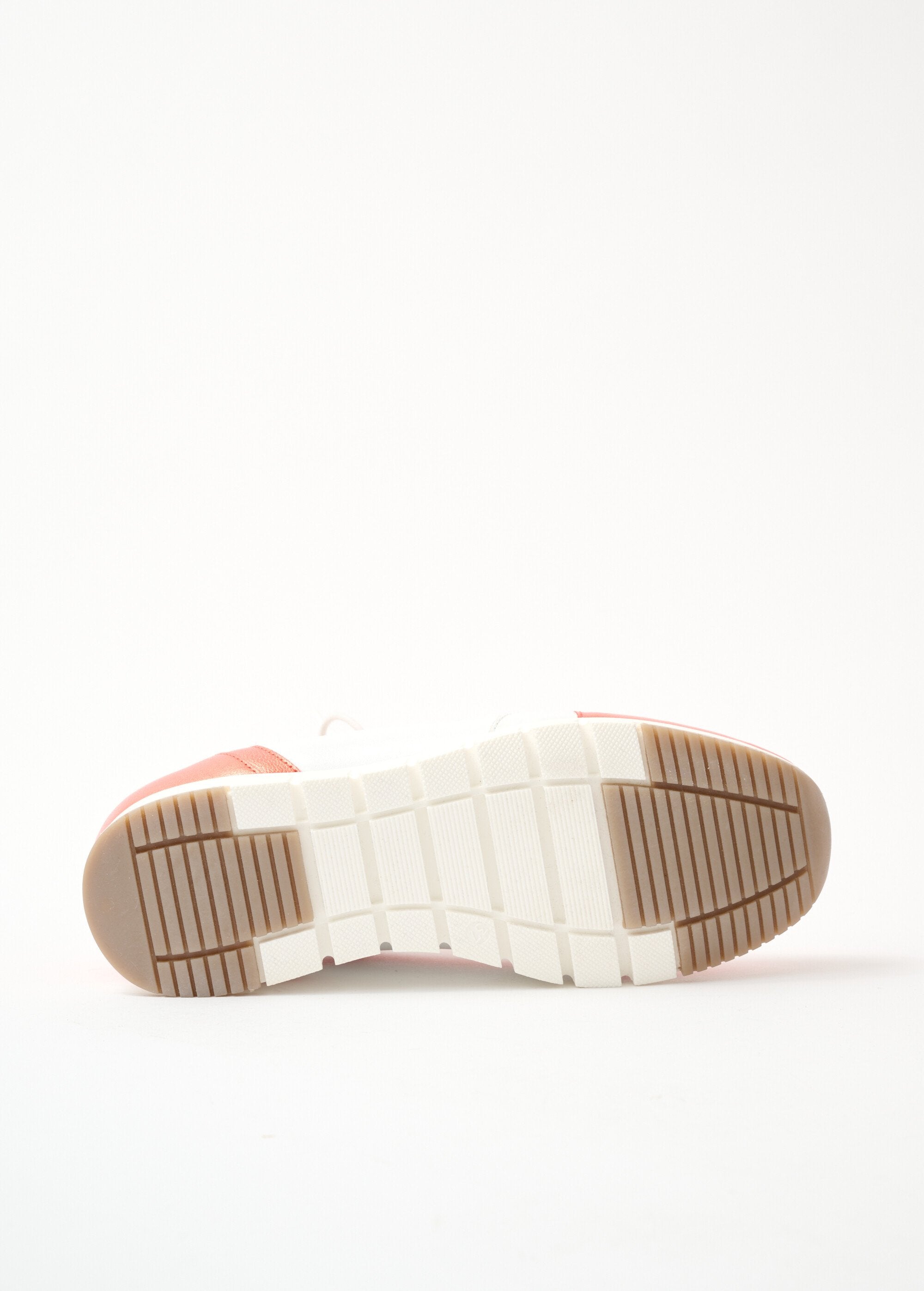 Tweekleurige_leren_sportschoenen_met_comfortabele_wijdte_Oranje_en_wit_UN1_slim