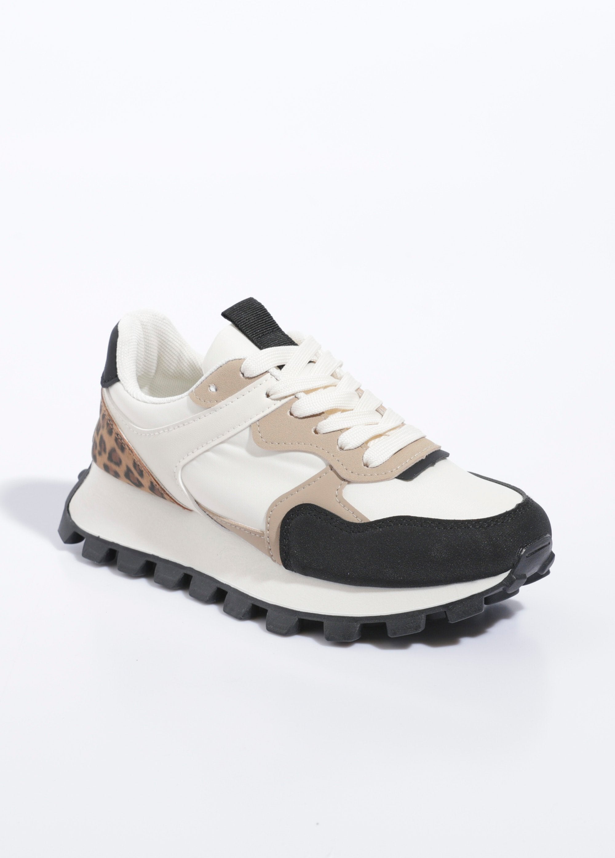 Sportschoenen_van_verschillende_materialen_met_ingekeepte_zool_Leopard_FA1_slim