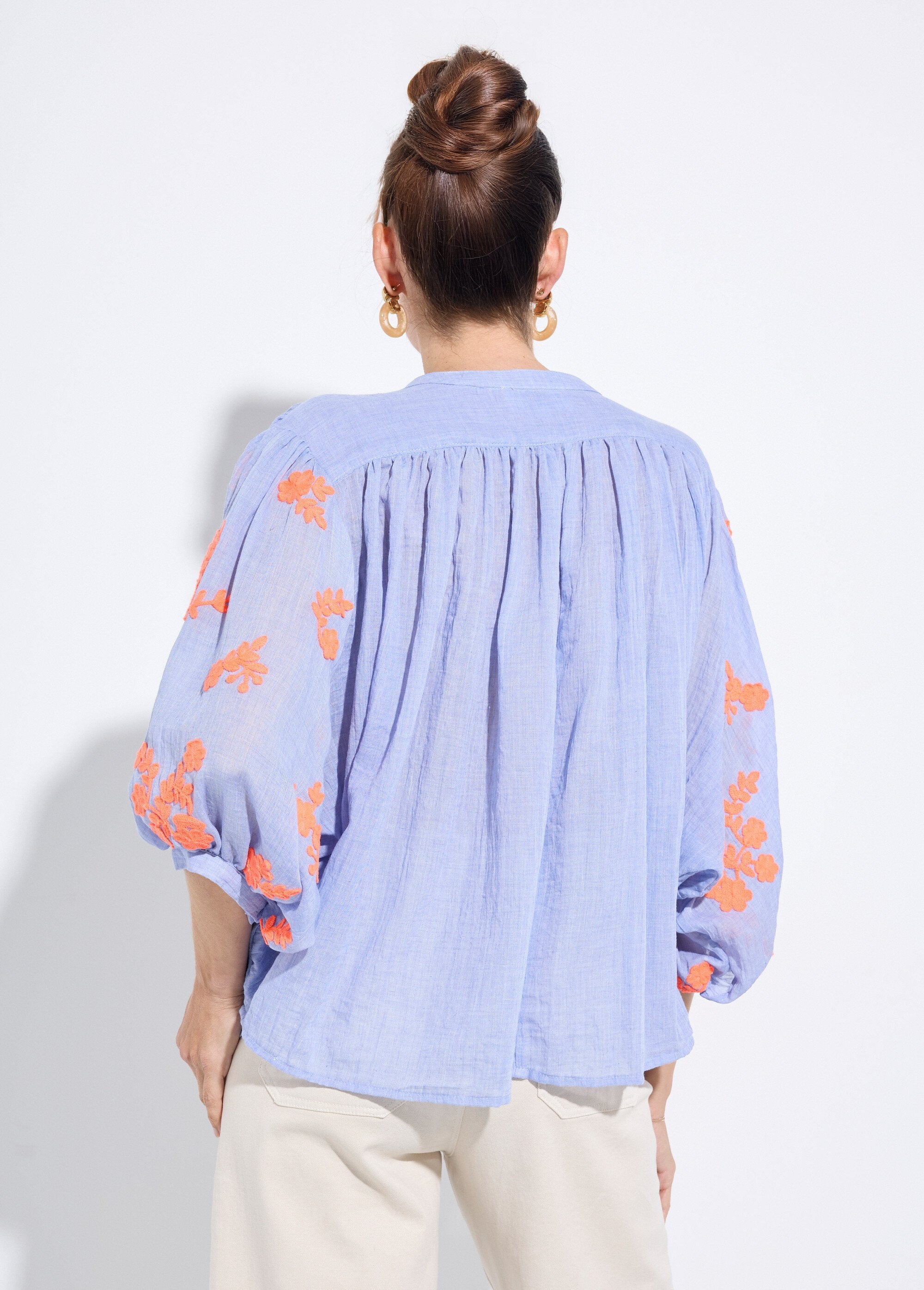 Chambray_blouse,_contrasterend_borduursel_Bleu_DO1_slim