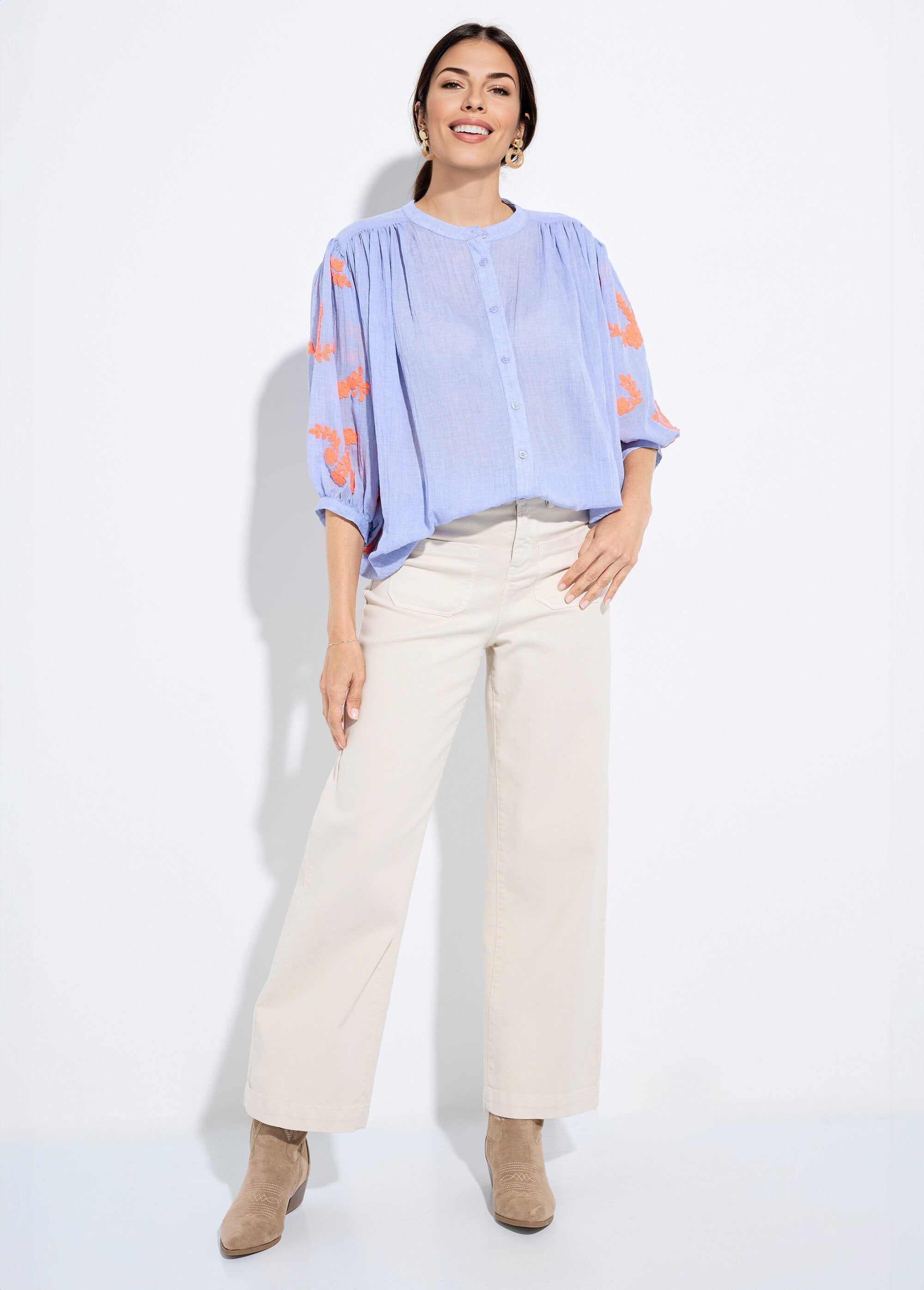 Chambray_blouse,_contrasterend_borduursel_Bleu_SF1_slim