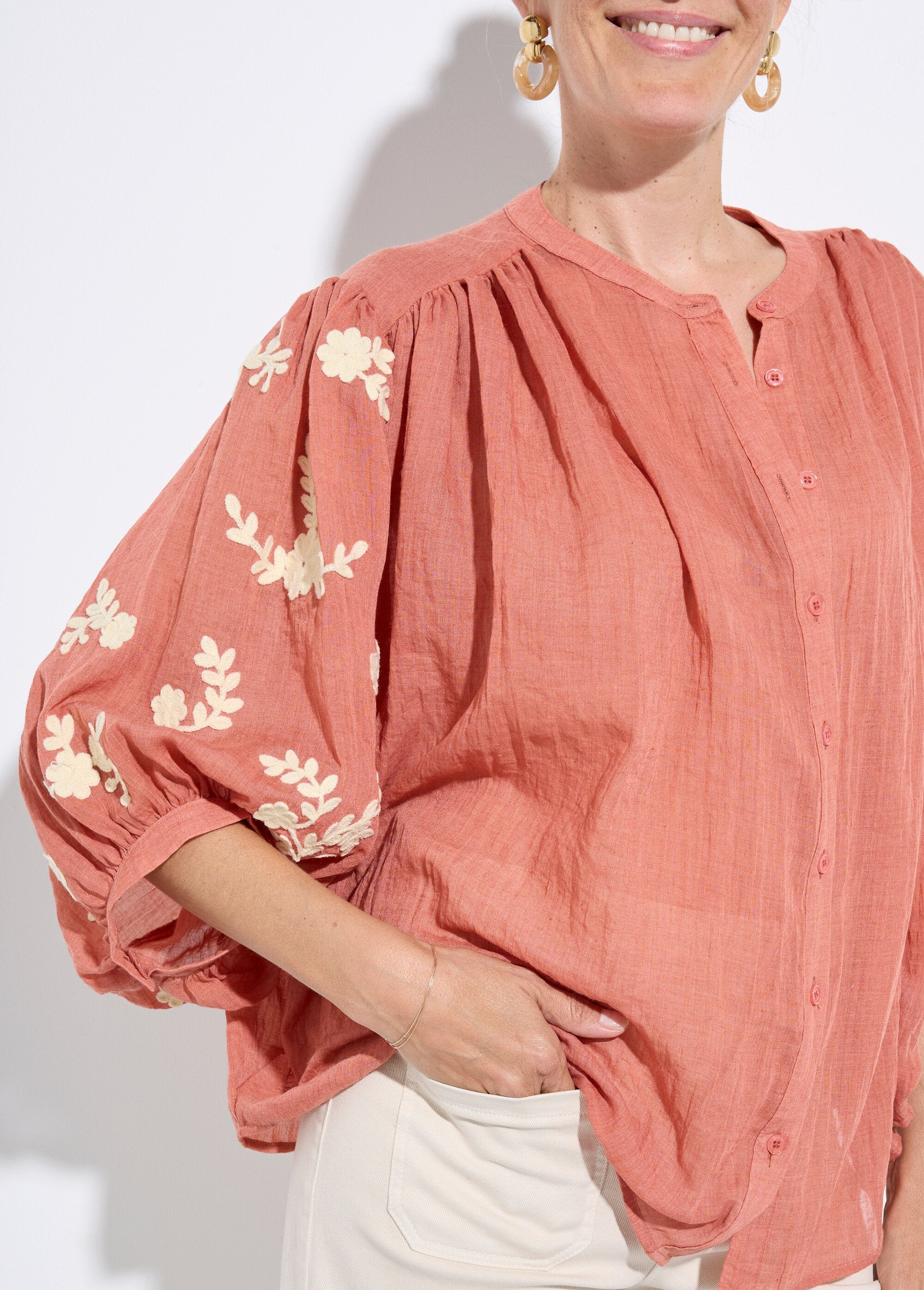 Chambray_blouse,_contrasterend_borduursel_Brique_DE1_slim