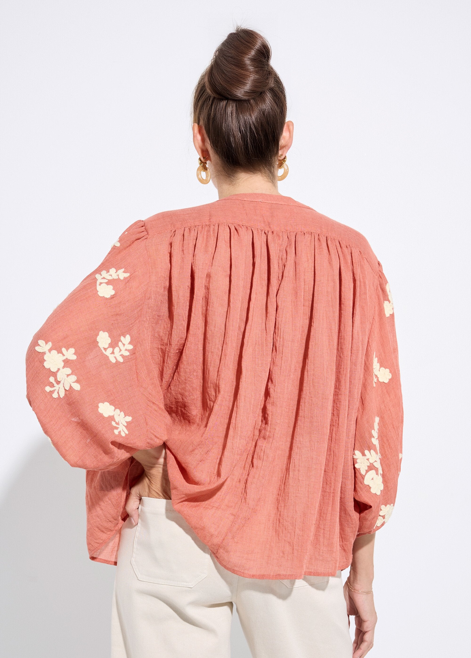 Chambray_blouse,_contrasterend_borduursel_Brique_DO1_slim