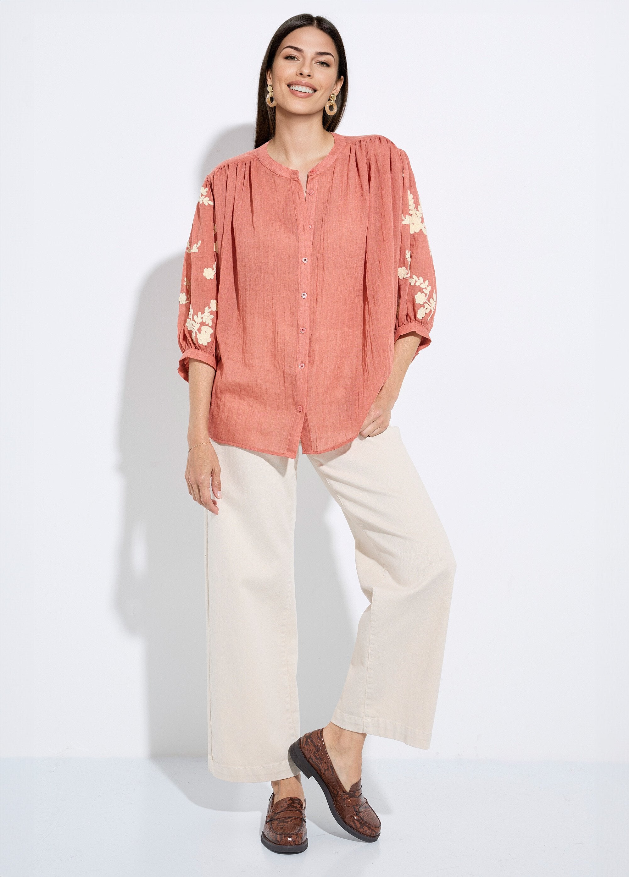Chambray_blouse,_contrasterend_borduursel_Brique_SF1_slim