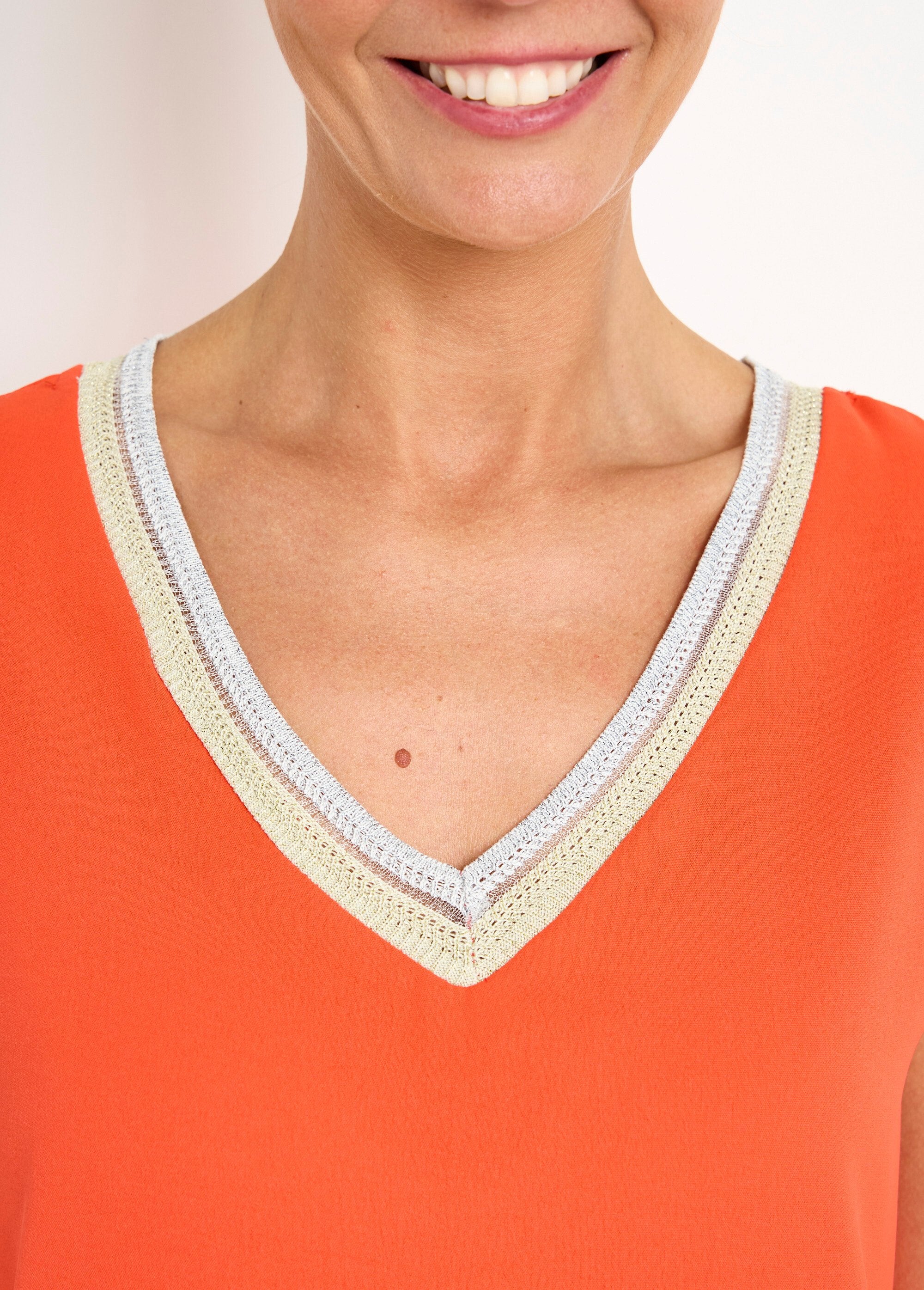 Mouwloze_V-hals_gevlochten_vloeiende_blouse_Coquelicot_DE2_slim