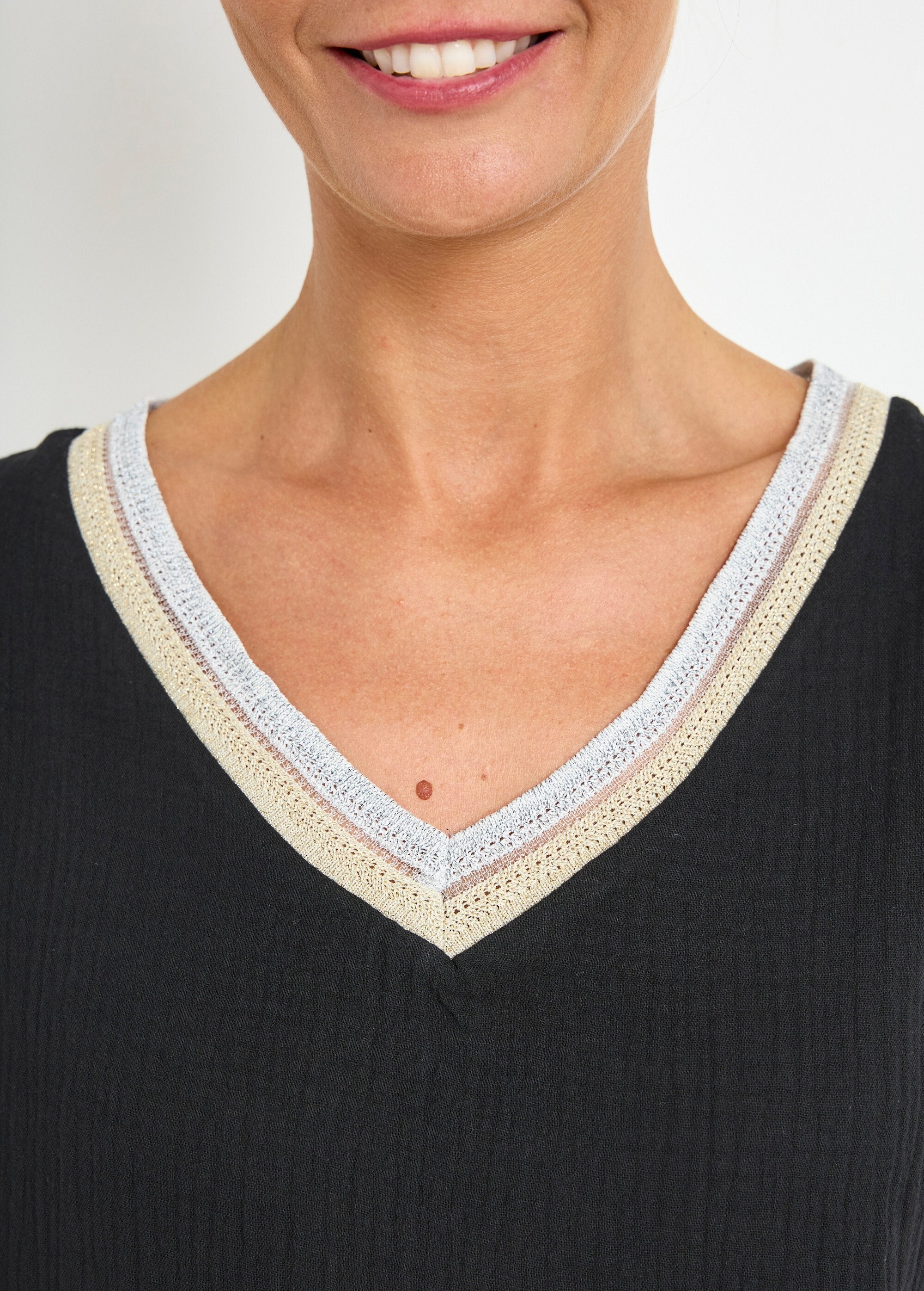 Katoenen_blouse_van_gaas_met_V-hals_vlecht_Noir_DE2_slim