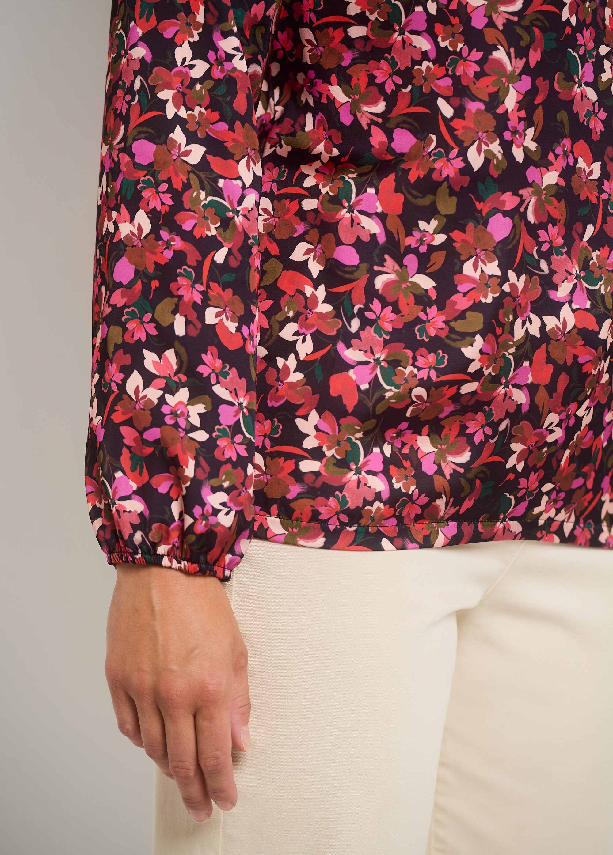 Blouse_imprimée_col_V_manches_élastiquées_Rouge_et_noir_DE2_slim