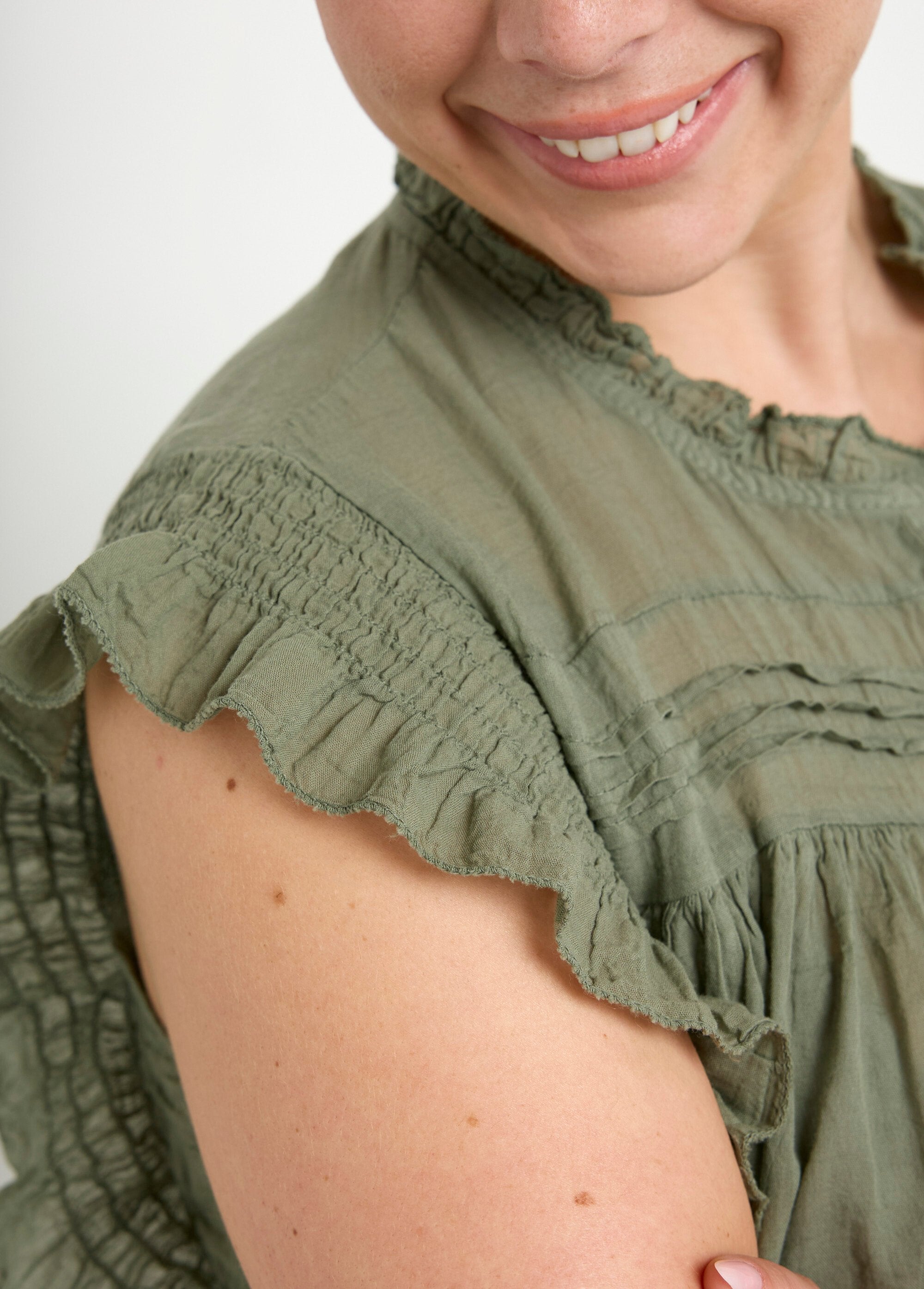 Mouwloze_blouse_van_katoenvoile_Kaki_DE1_curvy