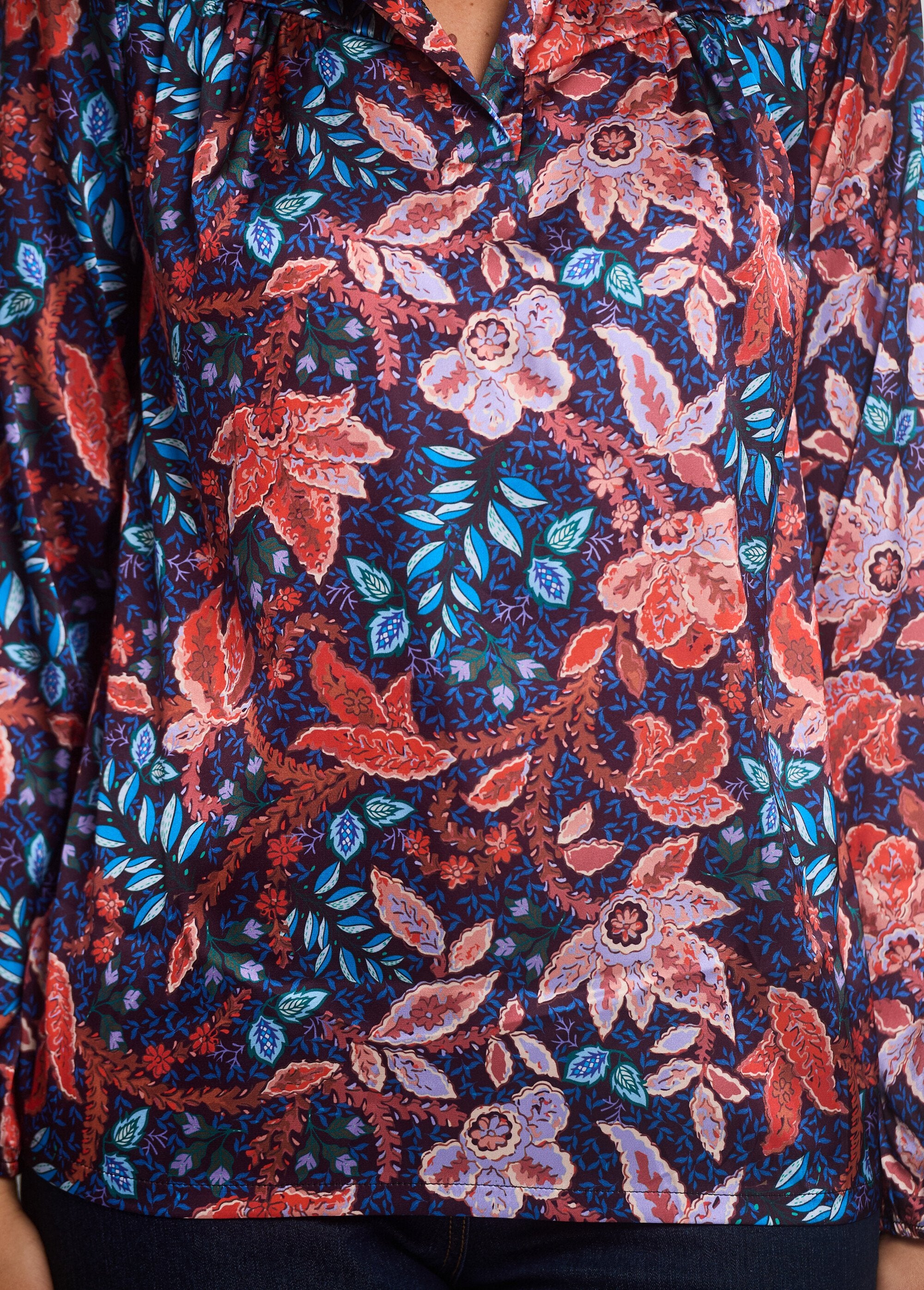 Blouse_satin_col_V_manches_élastiquées_Bleu_et_orange_DE2_slim