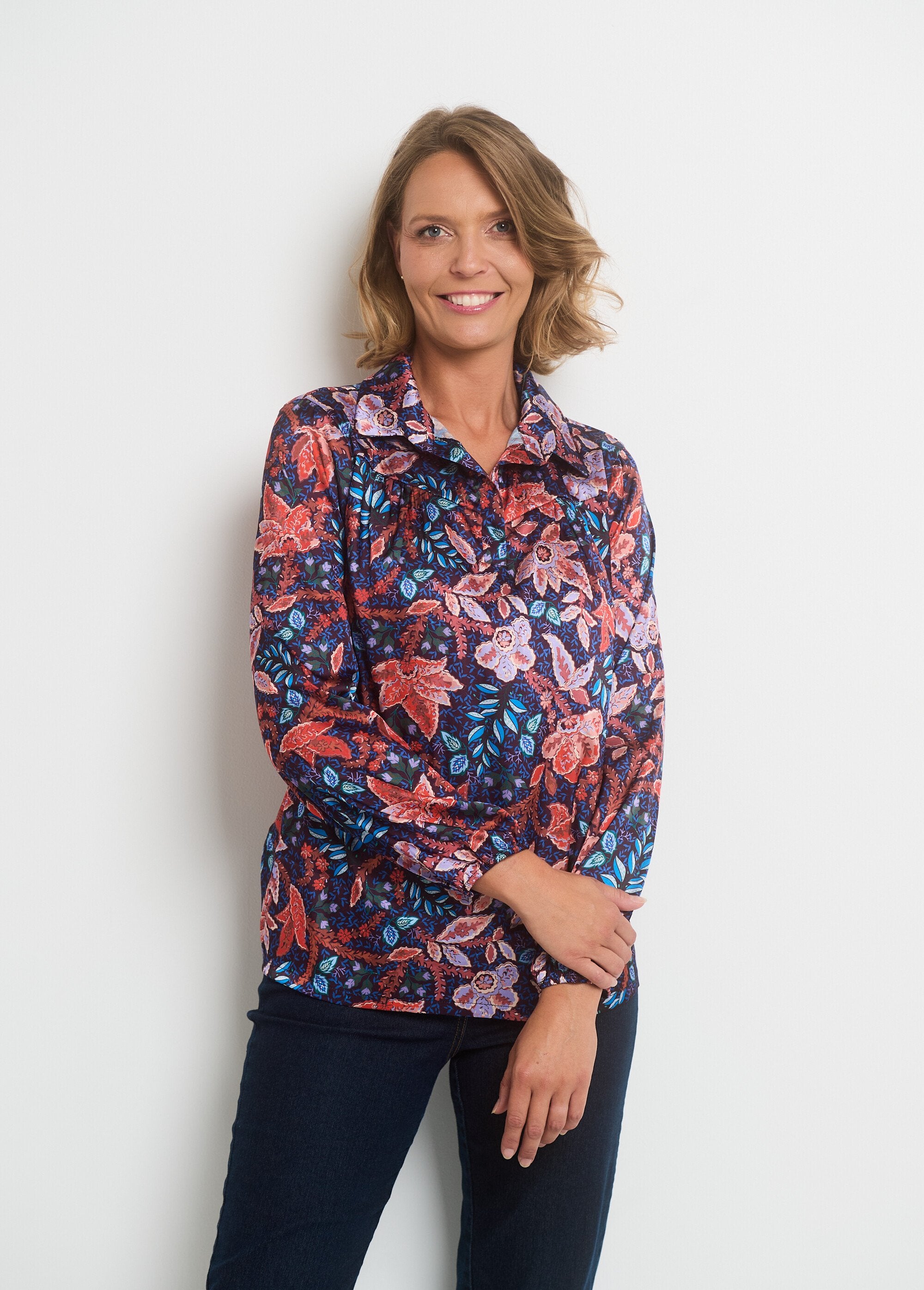Blouse_satin_col_V_manches_élastiquées_Bleu_et_orange_FA1_slim