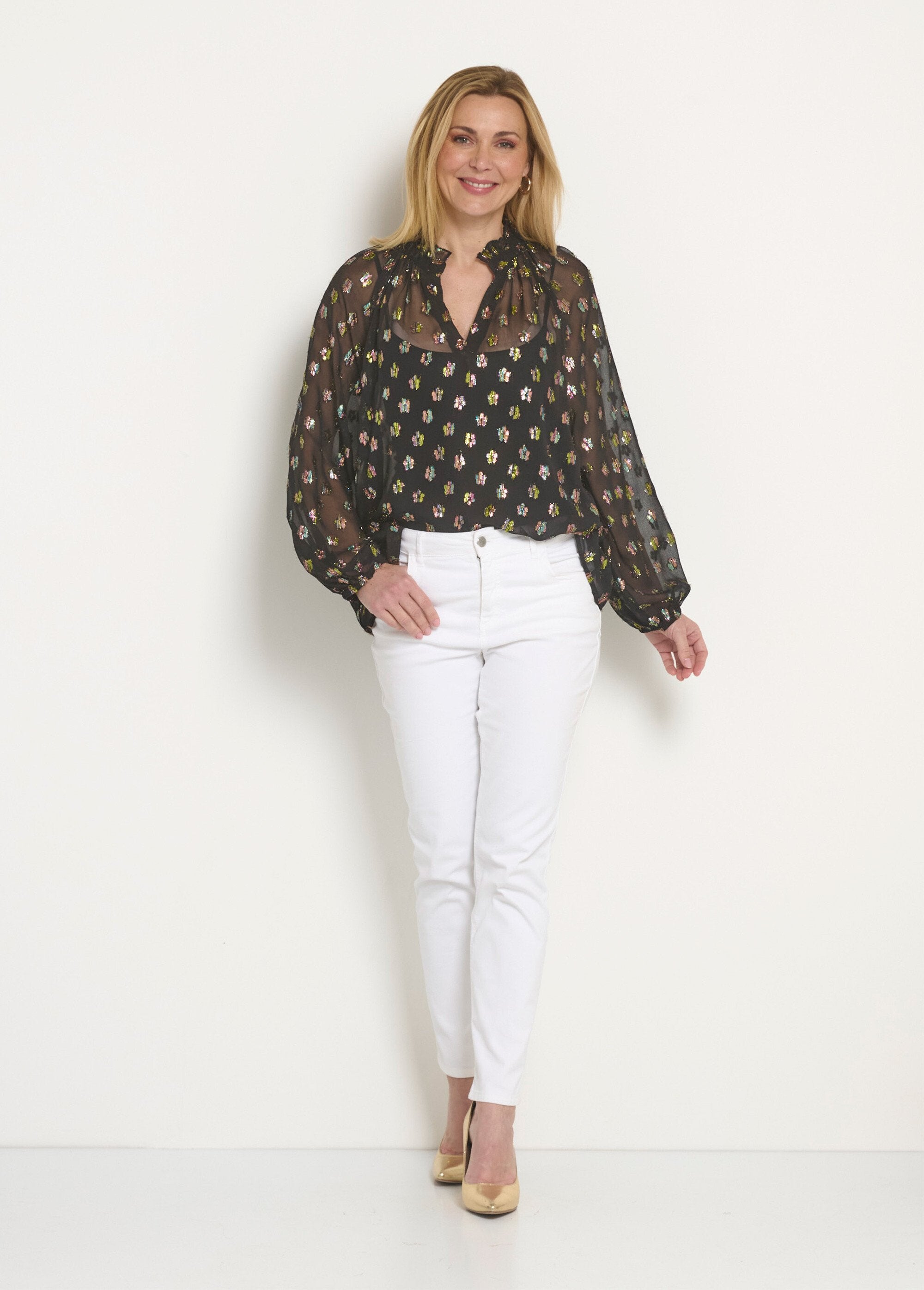 Voile_blouse_met_V-hals_en_metallic_motieven_Noir_SF1_slim