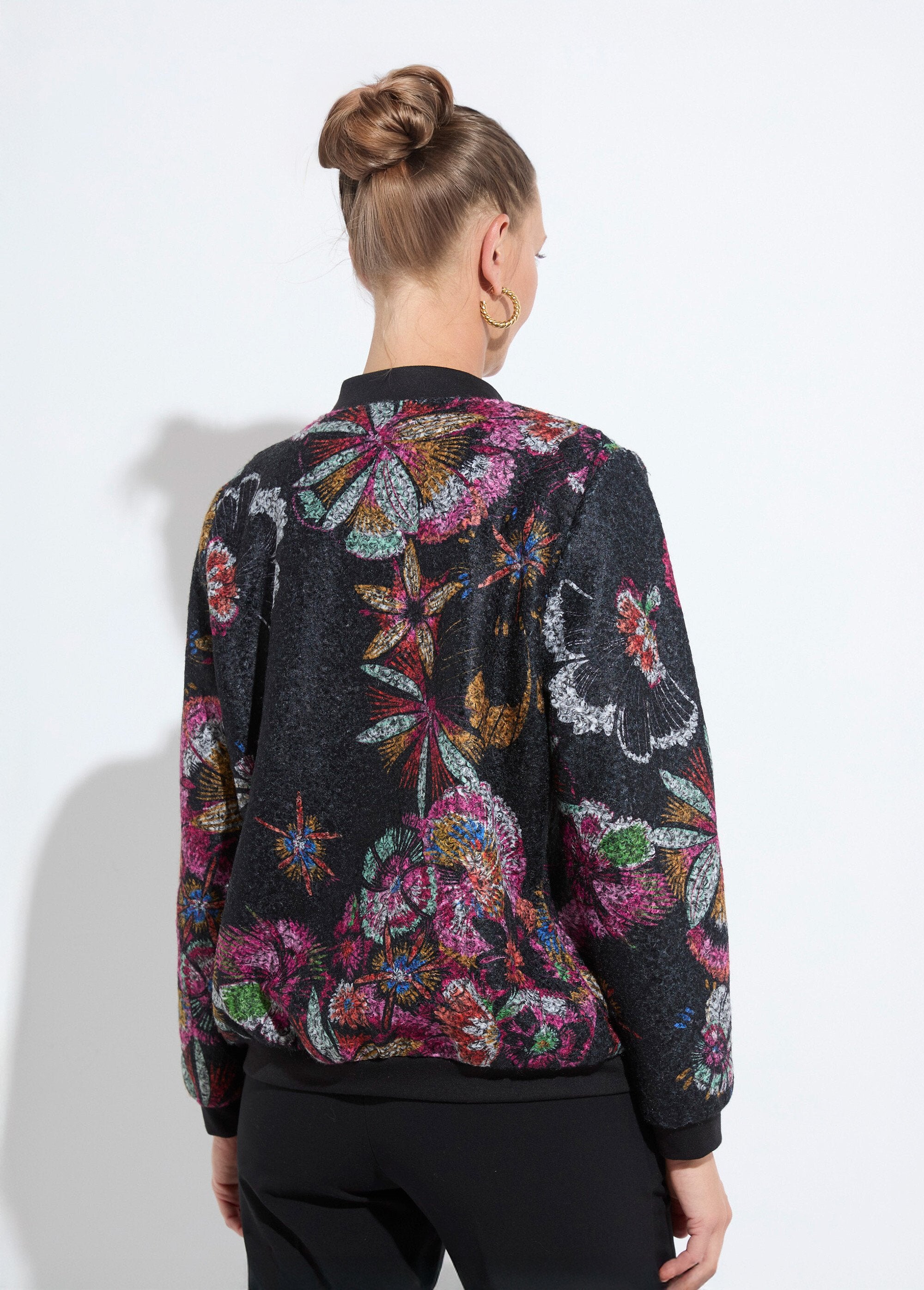 Blouson_esprit_bomber_tissu_bouclette_imprimé_Noir_et_rose_DO1_slim