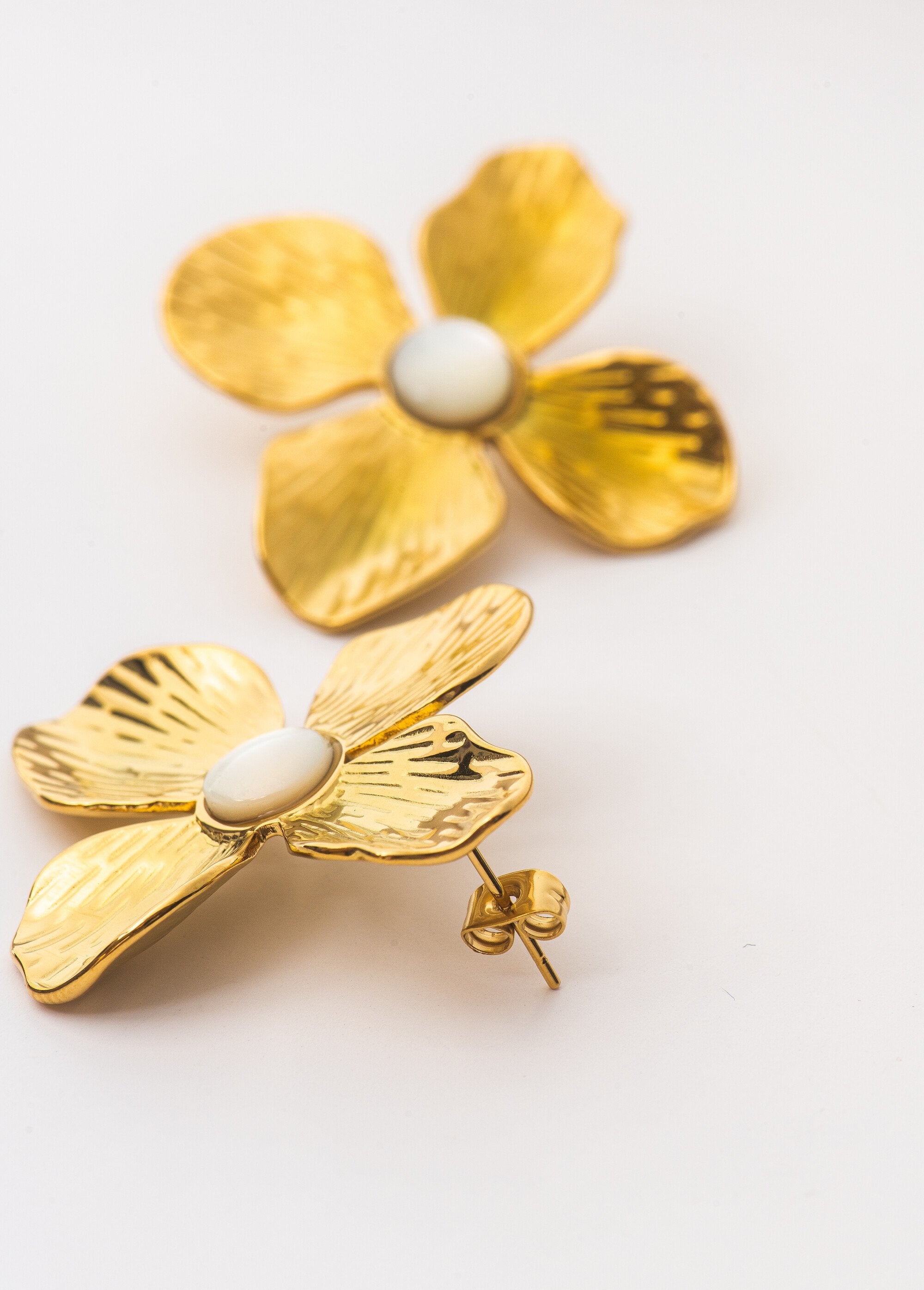 Bloemvormige_stalen_oorbellen_Dore_DE2_slim