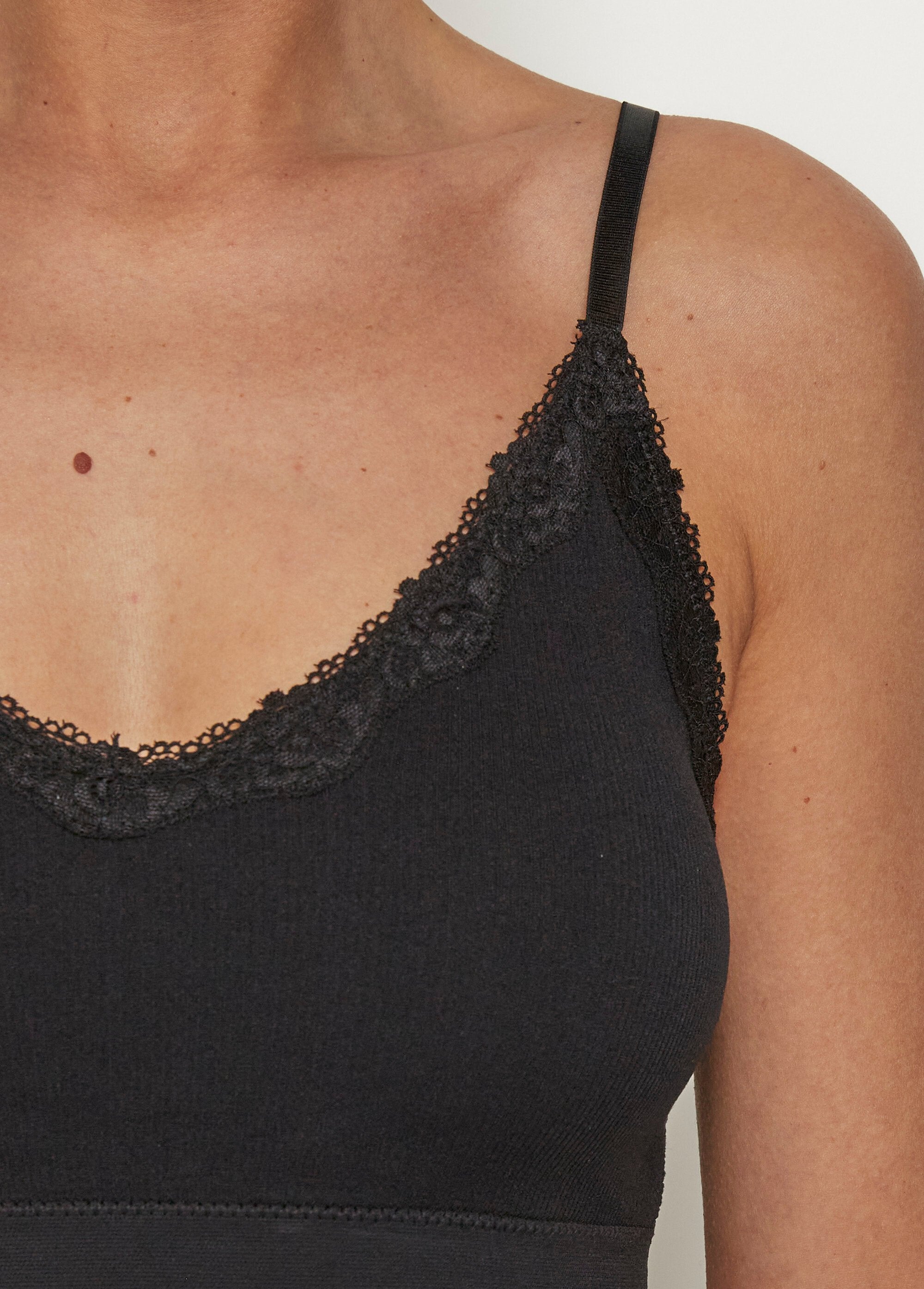 Brassière_sans_coutures,_bord_dentelle_Noir_DE1_slim
