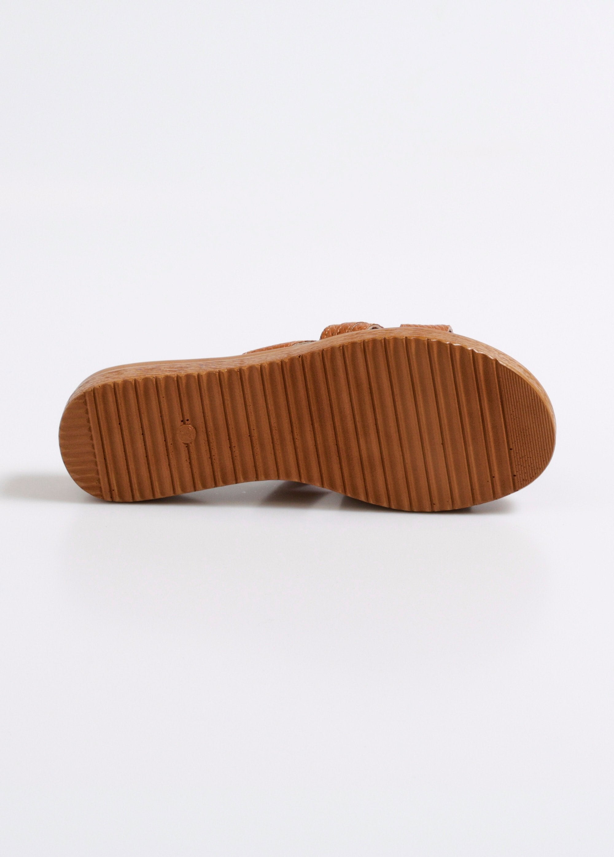 Mules_simili_cuir_chevrons_et_détail_métal_Camel_UN1_slim