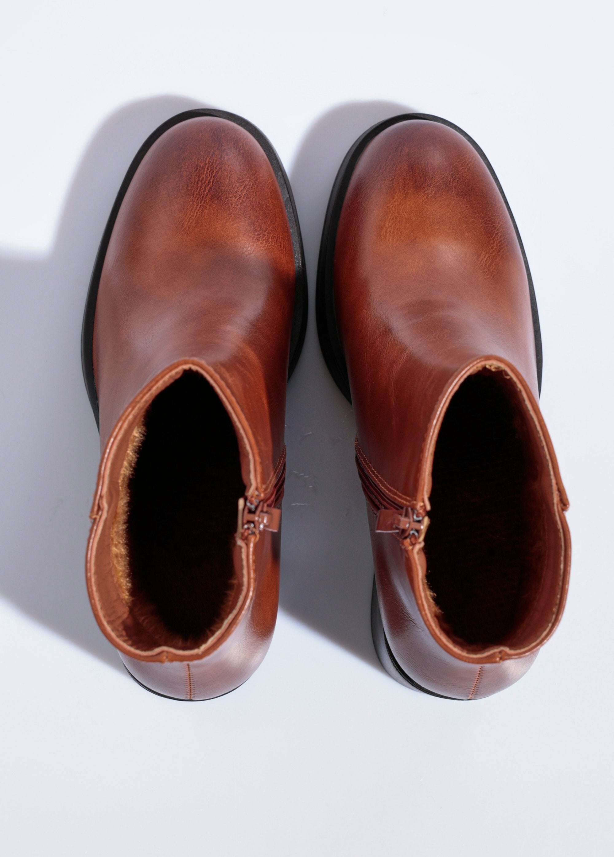 Laarzen_met_ronde_hak,_dikke_zool_Camel_OV1_slim