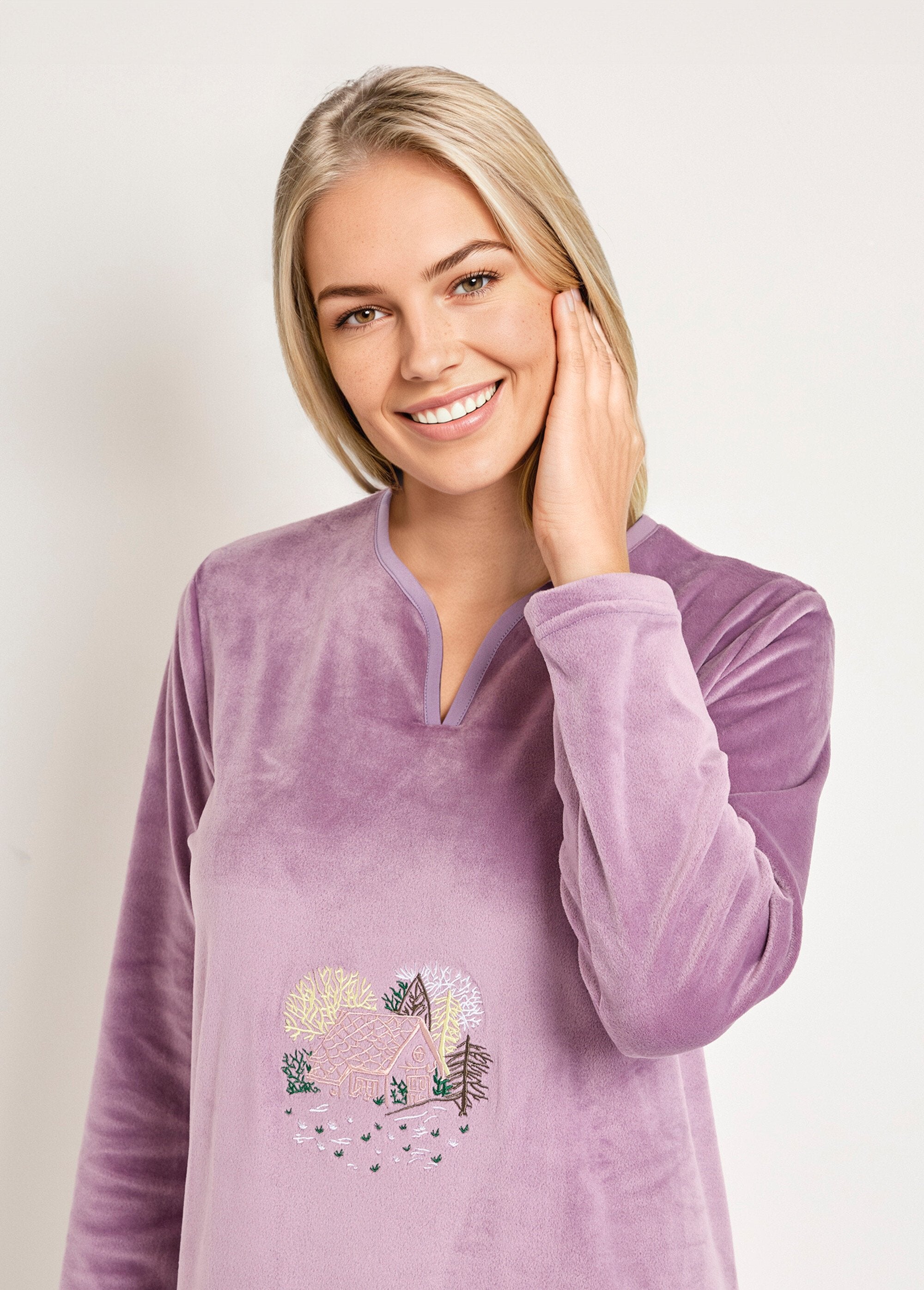 Geborduurd_fleece_nachthemd,_halflang_Violine_DE1_slim