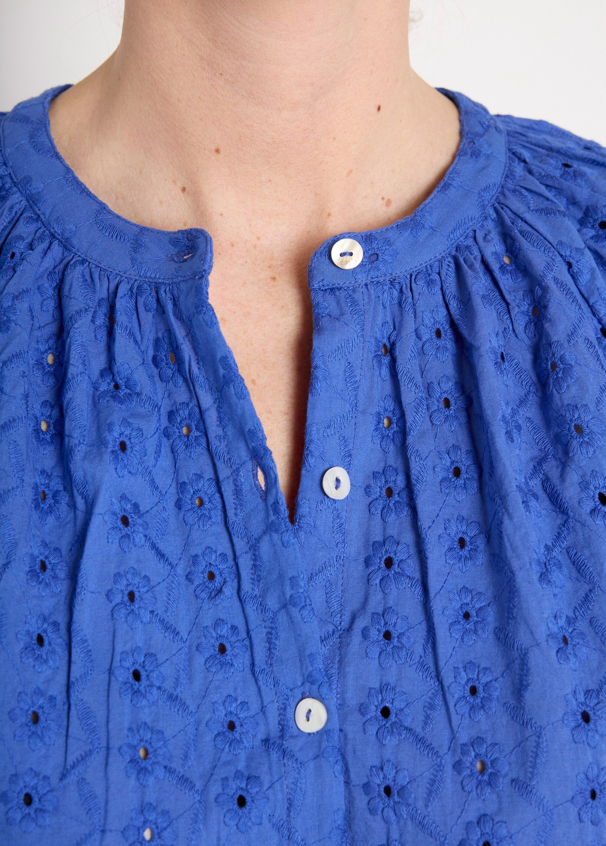 Losse,_kraagloze,_geborduurde_katoenen_blouse_Bleu_DE1_slim