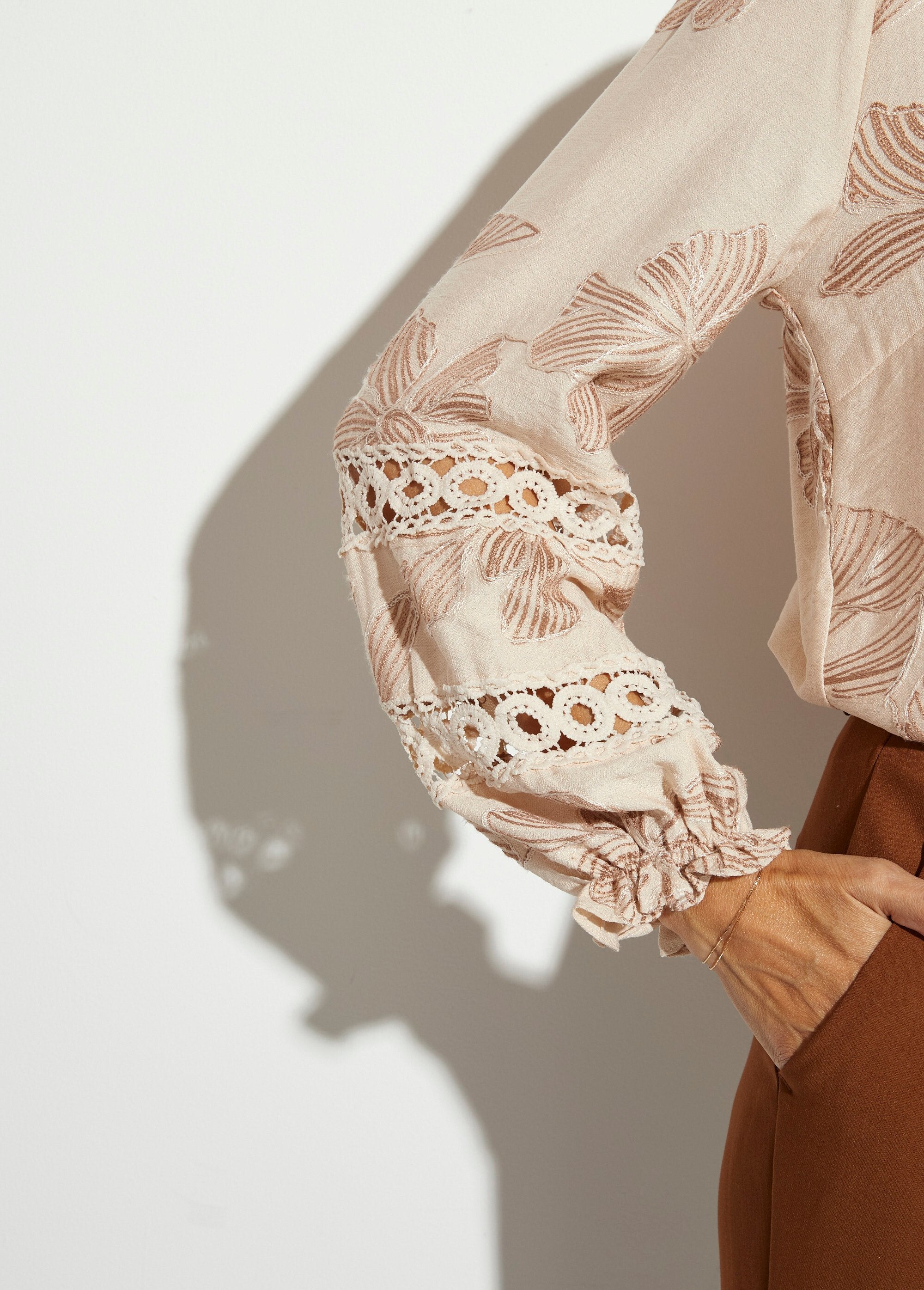 Blouse_met_knoopsluiting,_borduursel_en_guipure_Beige_DE2_slim