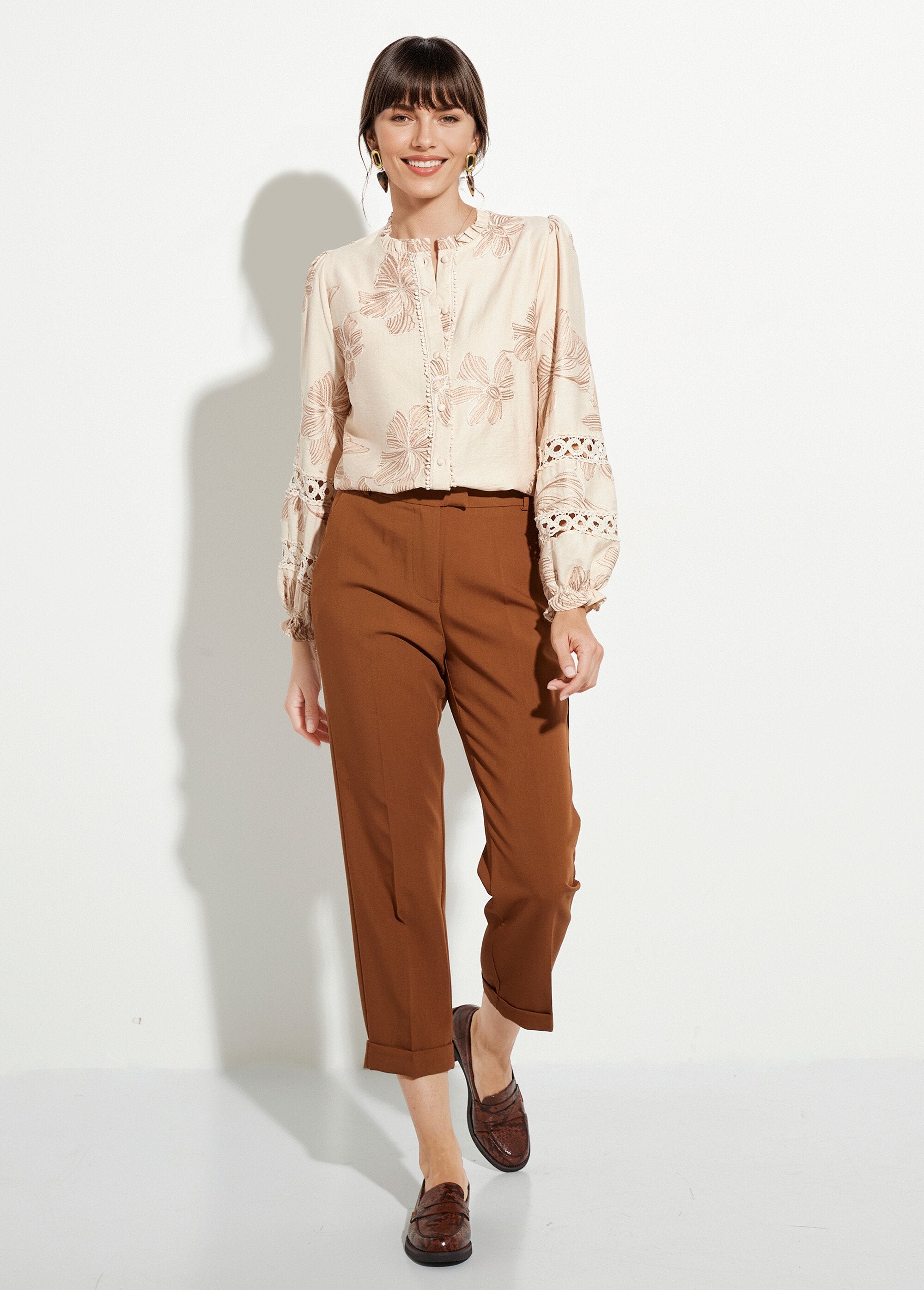 Blouse_met_knoopsluiting,_borduursel_en_guipure_Beige_SF1_slim