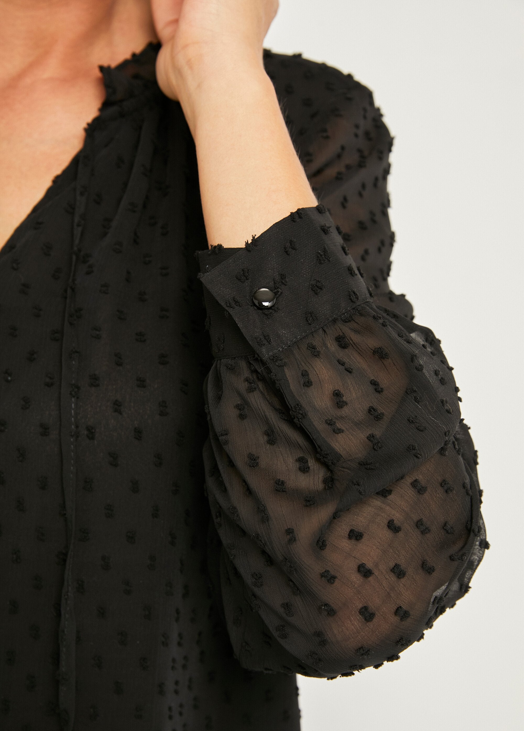 Effen_plumetis_voile_blouse_met_knoopsluiting_Noir_DE2_slim