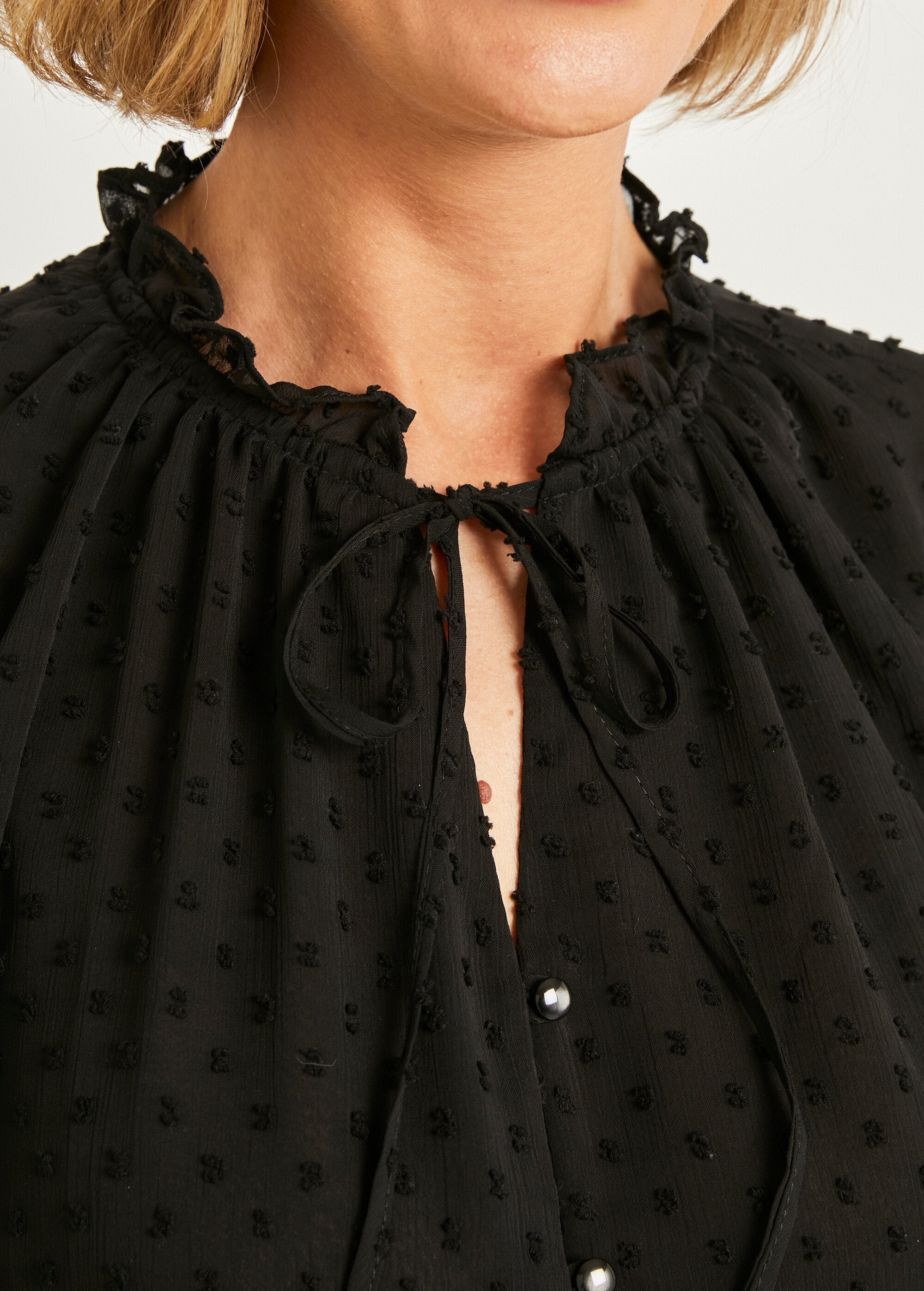 Effen_plumetis_voile_blouse_met_knoopsluiting_Noir_DE3_slim