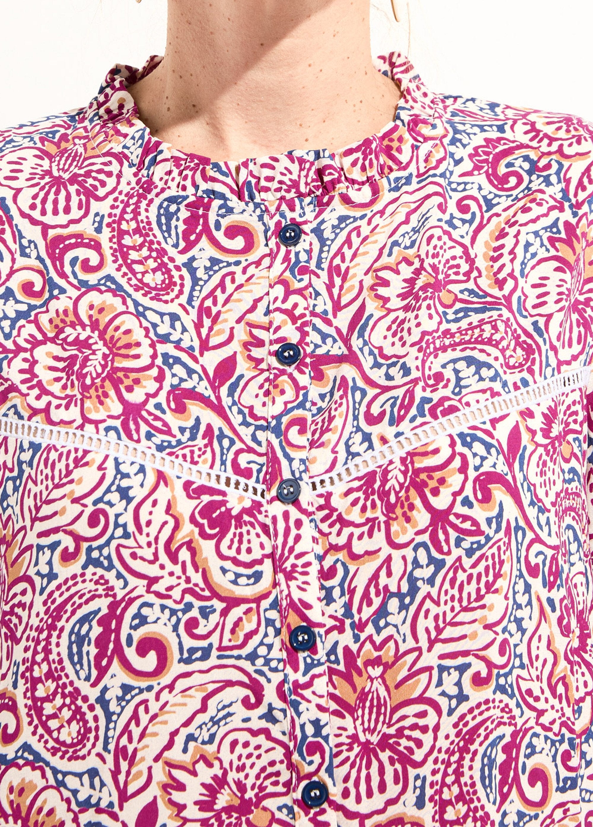 Kasjmier_print_blouse_met_ruches_aan_kraag_Rose_et_bleu_DE1_slim