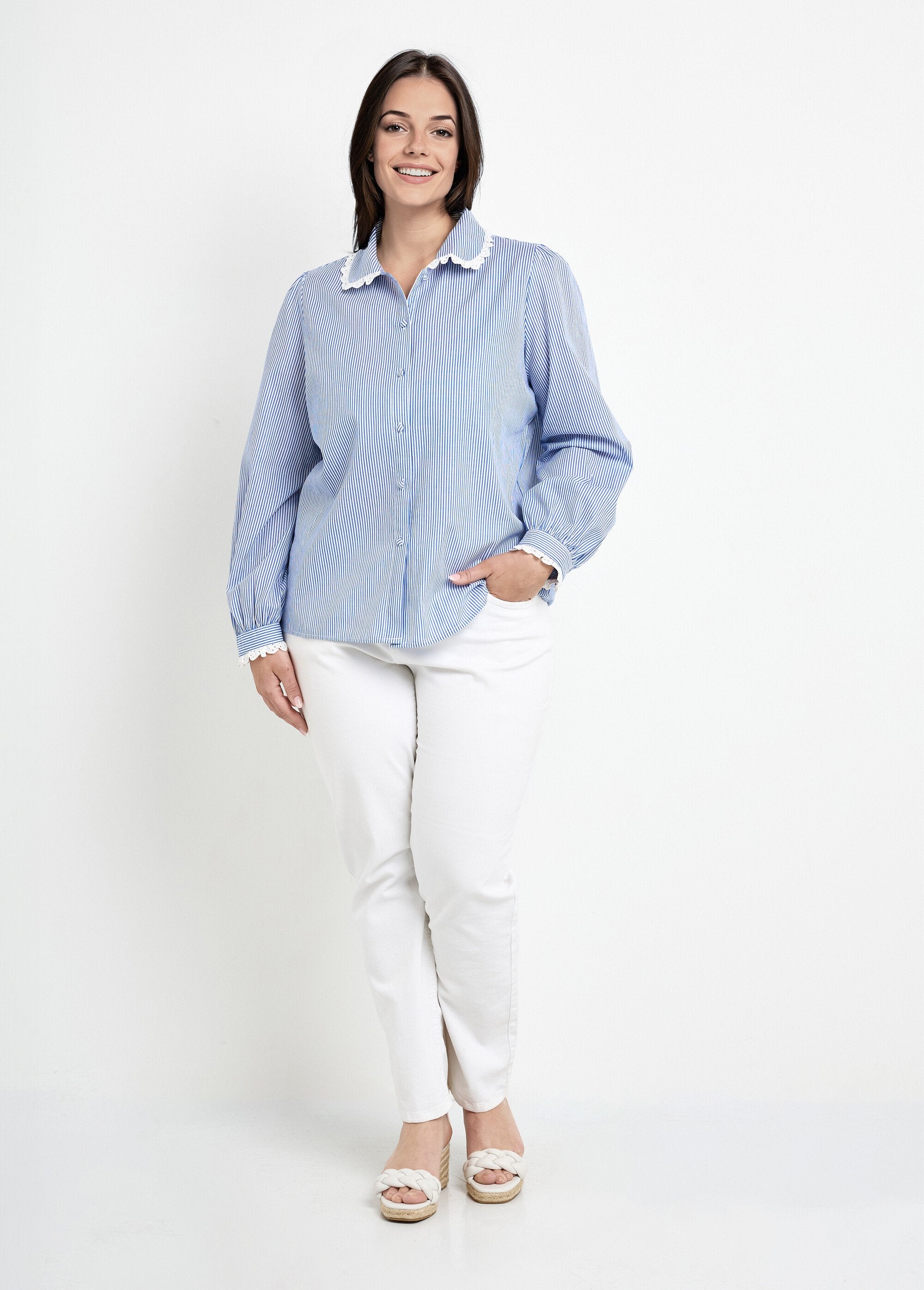 Blouse_met_kanten_detail_en_ronde_hals_Bleu_raye__SF1_curvy