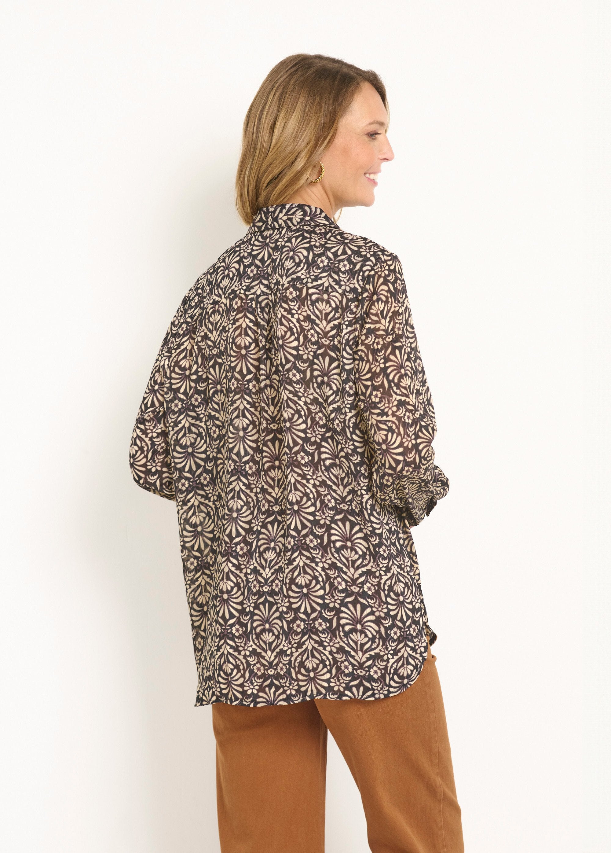 Blouse_van_glanzend_garen_met_overslagmouwen_Noir_et_beige_DO1_slim