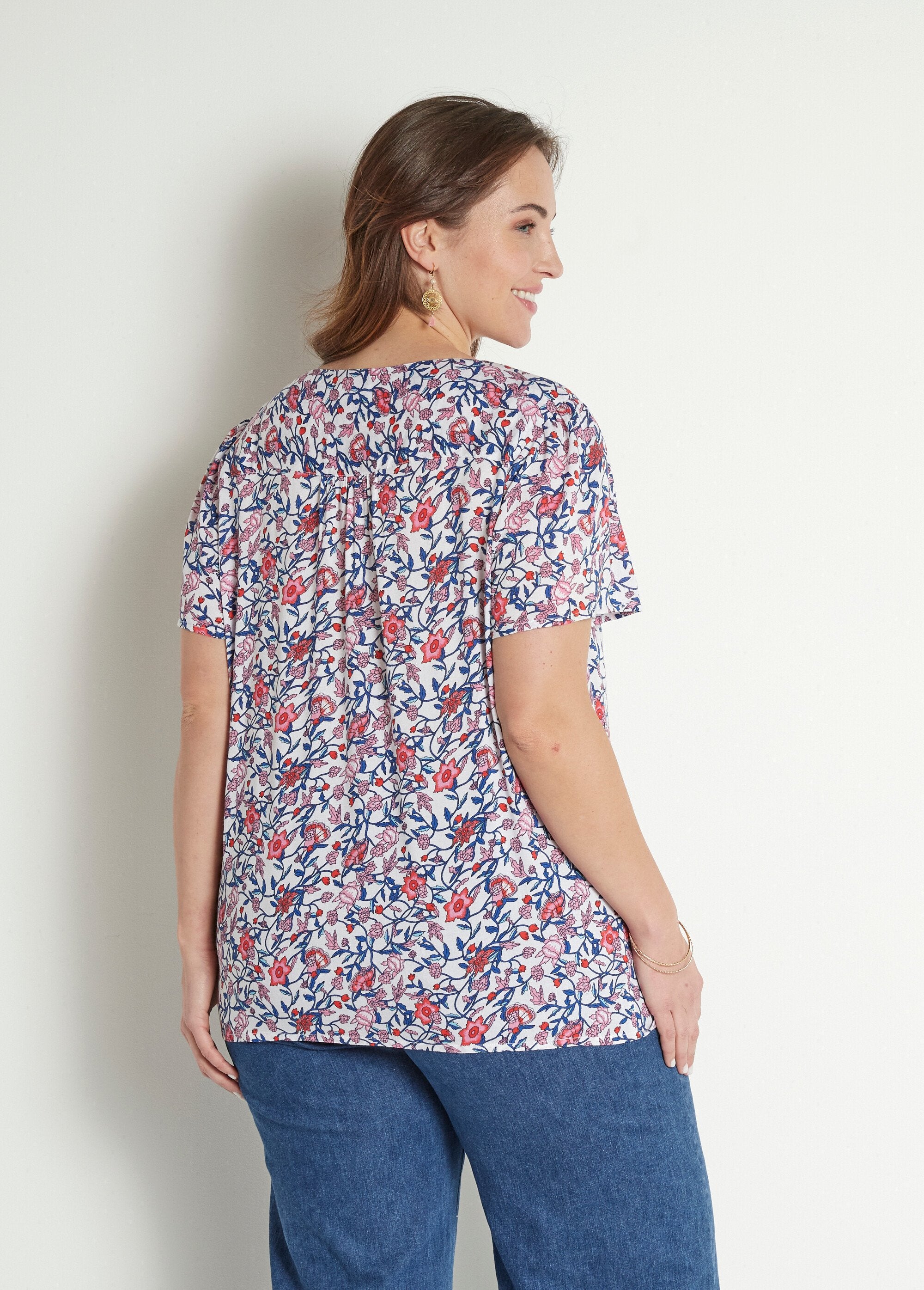 Chemisier_fleuri_col_V_manches_courtes_Bleu_et_rose_DO1_curvy
