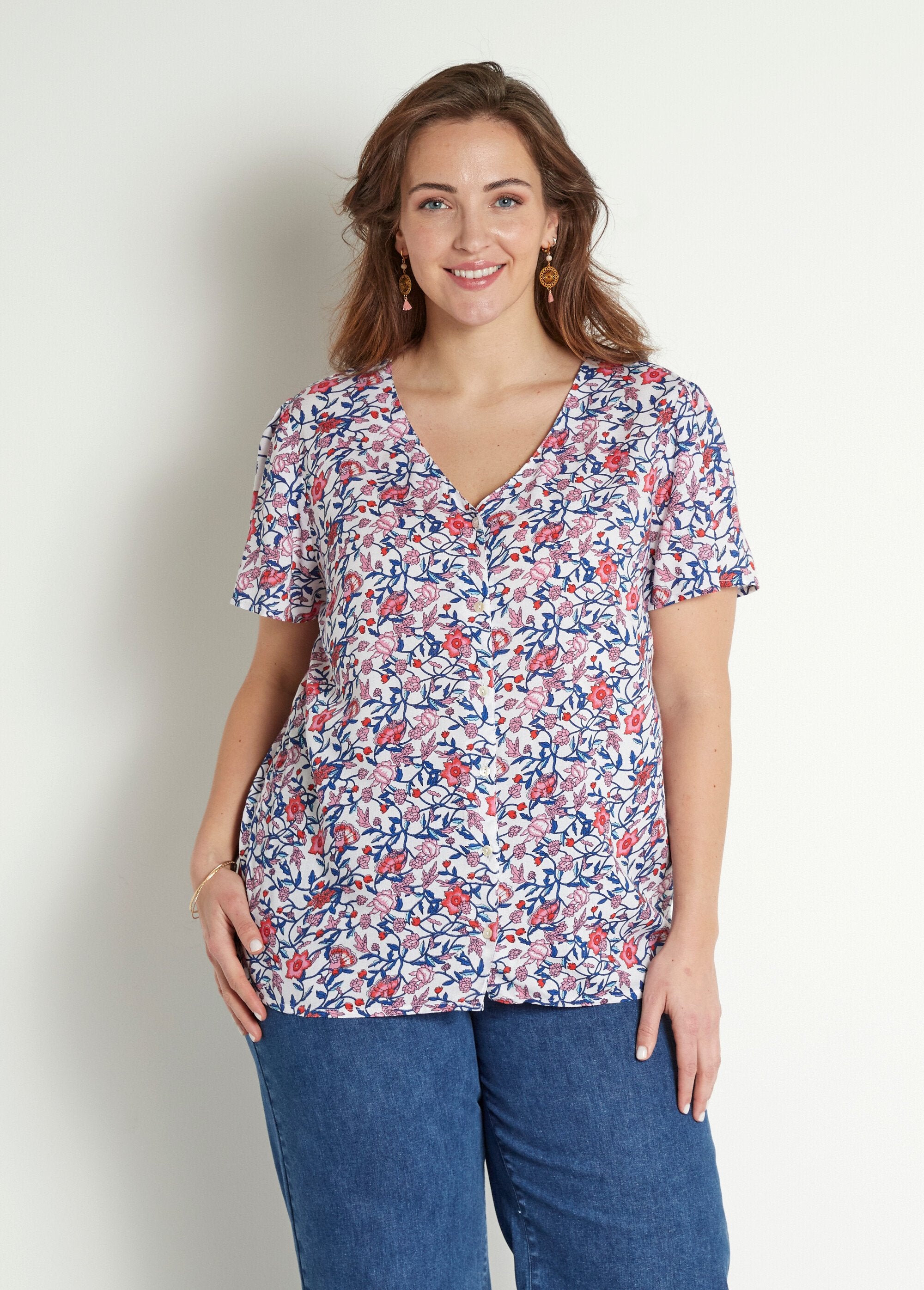 Chemisier_fleuri_col_V_manches_courtes_Bleu_et_rose_FA1_curvy