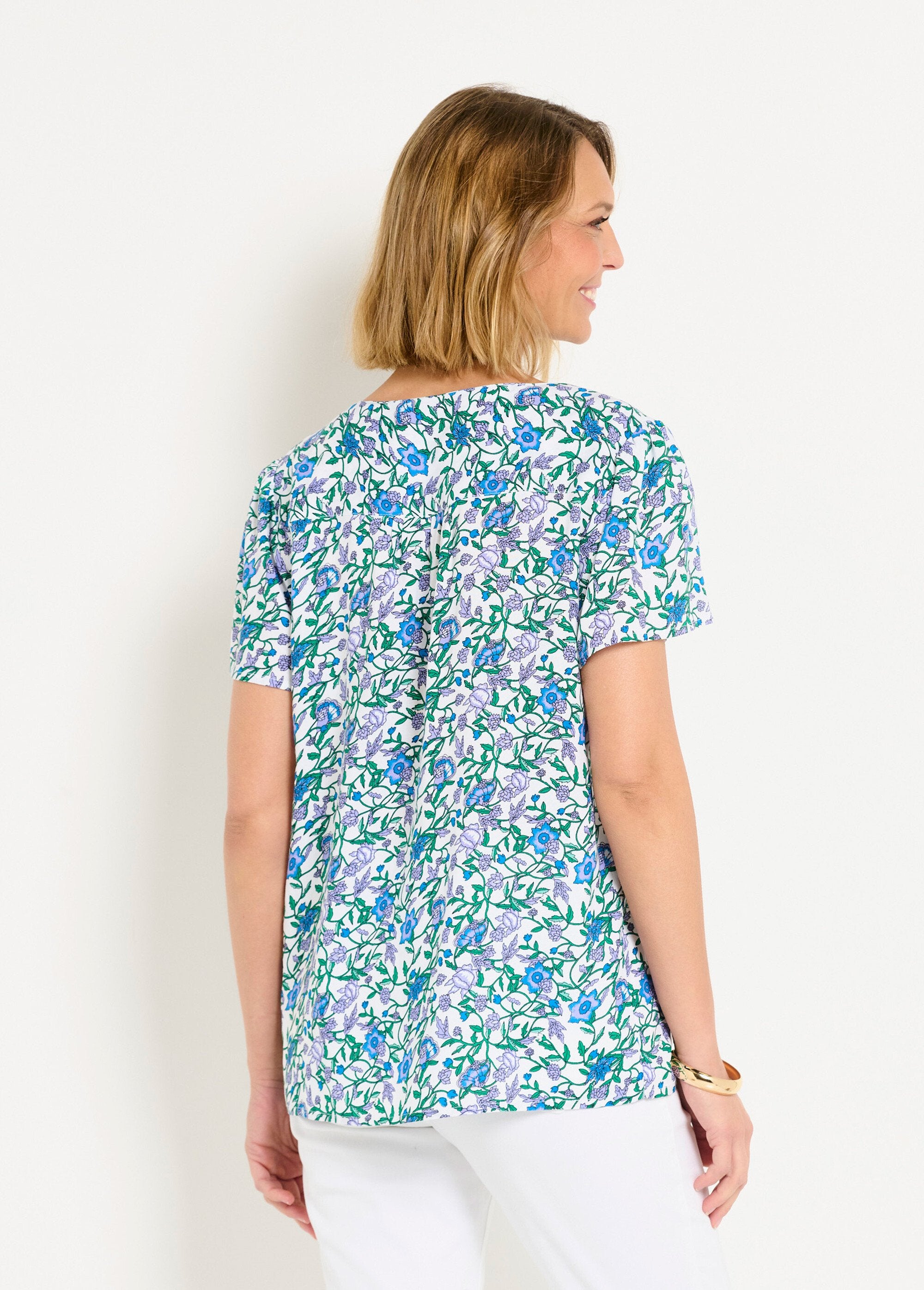 Gebloemde_blouse_met_korte_mouwen_en_V-hals_Imp_vert_DO1_slim