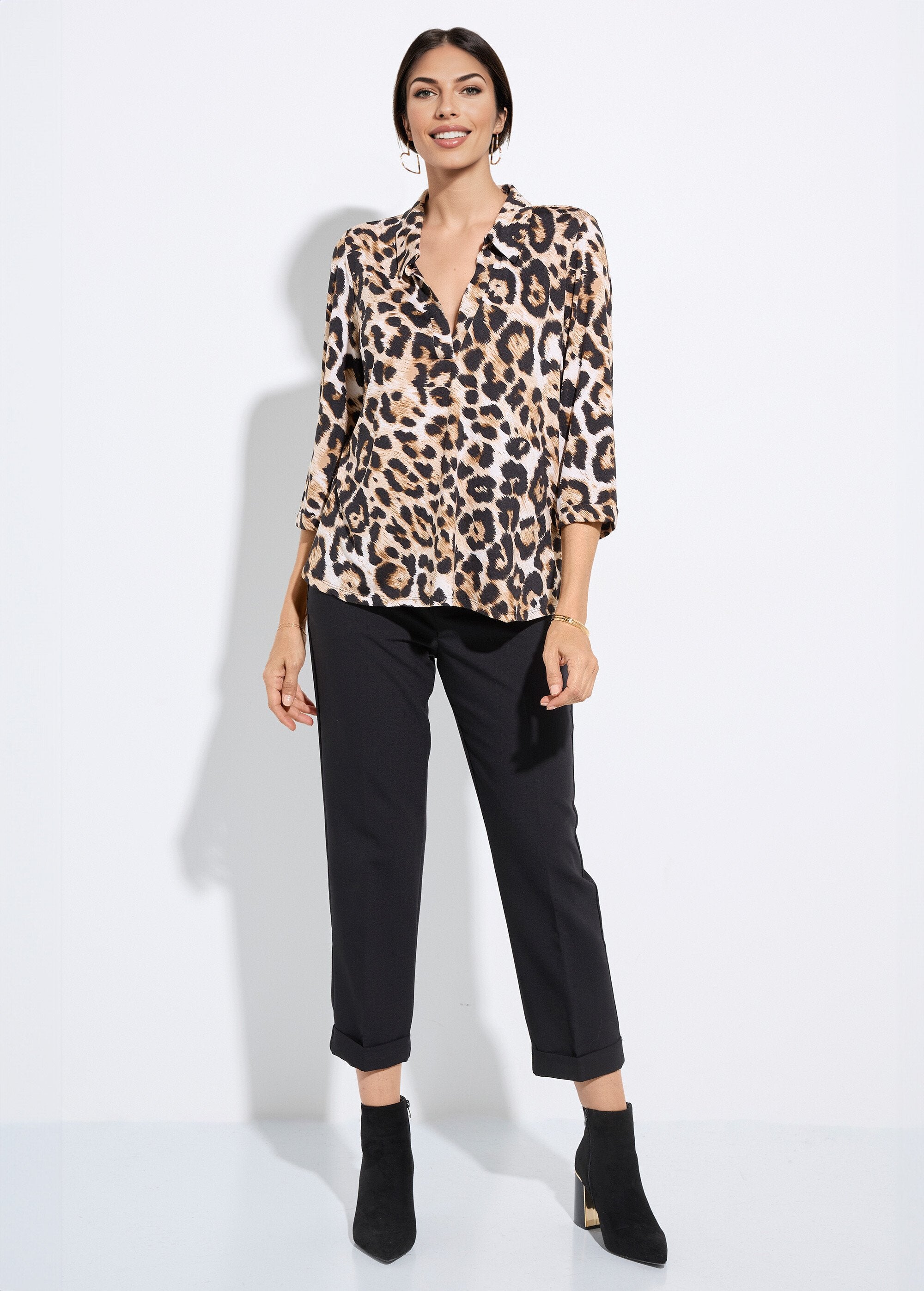 Vloeiende_luipaardblouse_met_opstaande_kraag_Leopard_SF1_slim