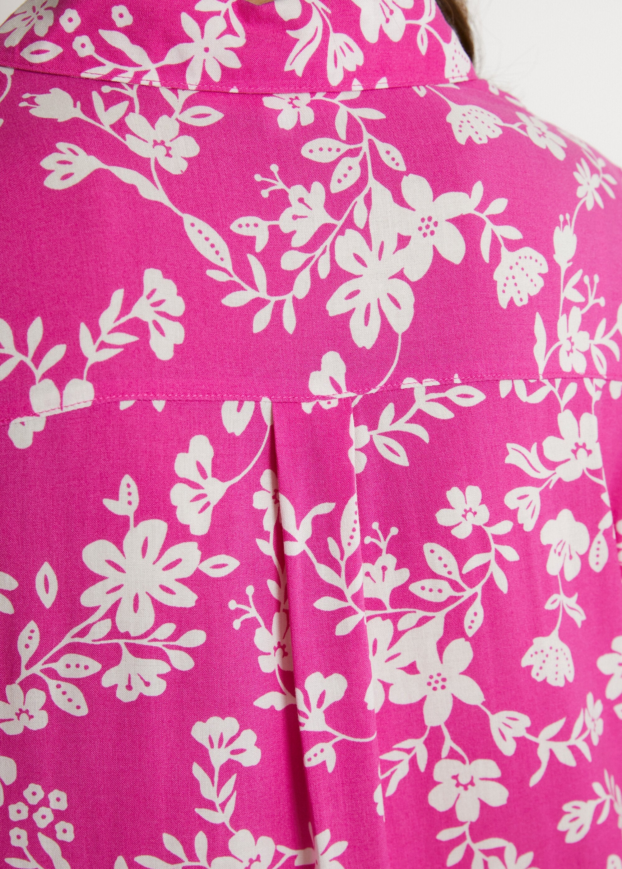 Bedrukte_blouse_3/4_mouwen_langere_achterkant_Fuchsia_et_blanc_DE4_slim