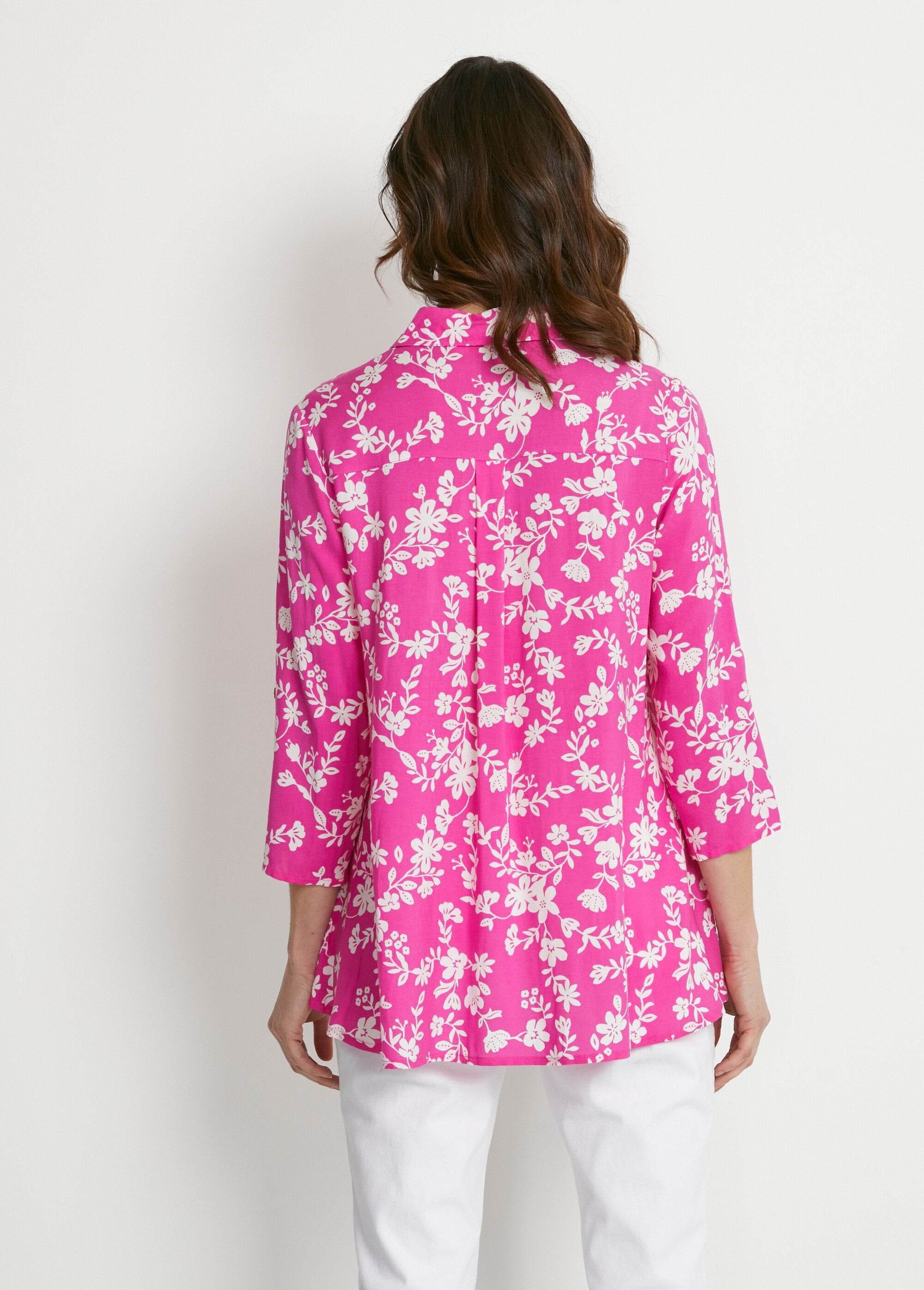 Bedrukte_blouse_3/4_mouwen_langere_achterkant_Fuchsia_et_blanc_DO1_slim