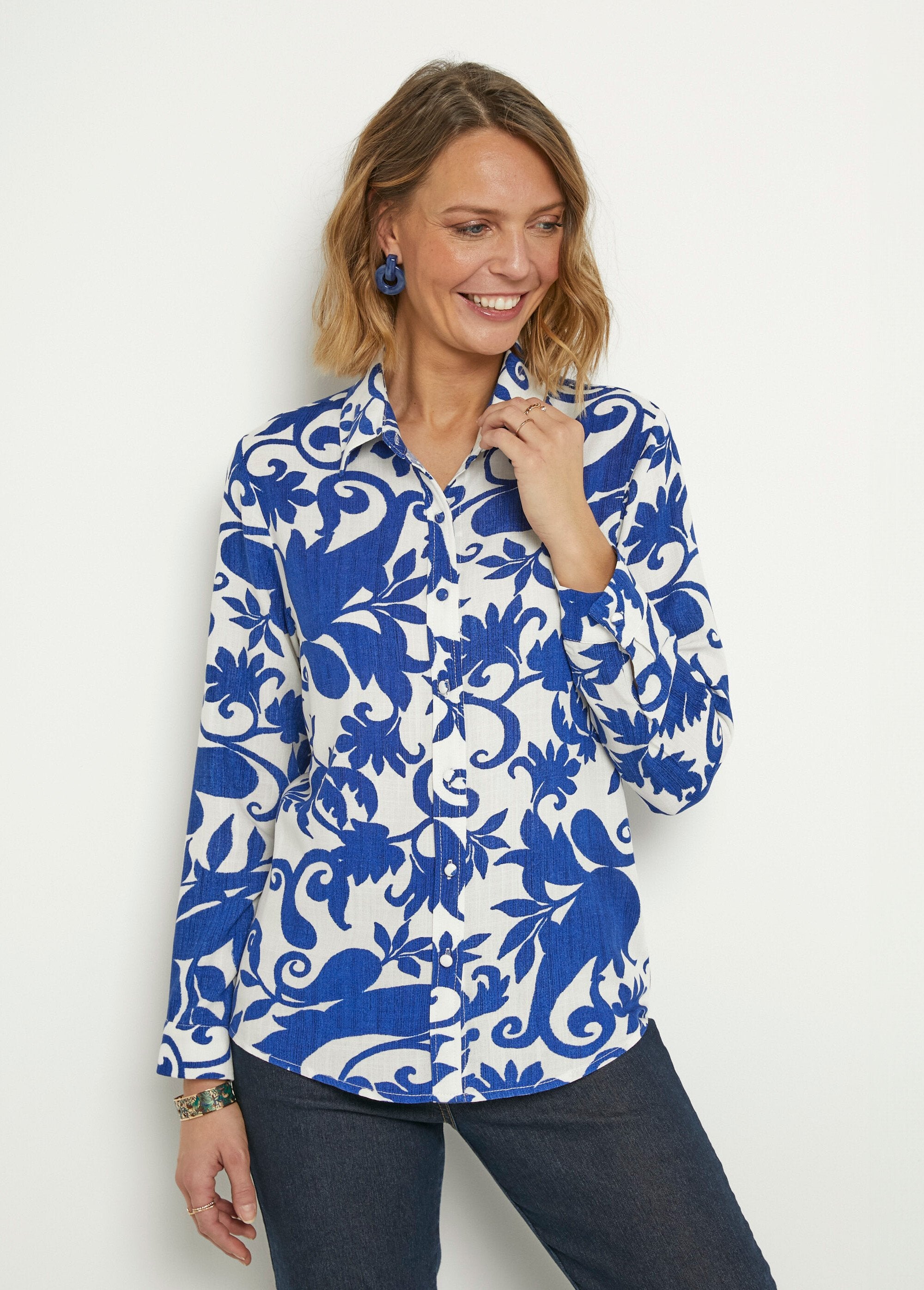 Blouse_met_bucolische_print,_lange_mouwen_Bleu_et_ecru_FA1_slim