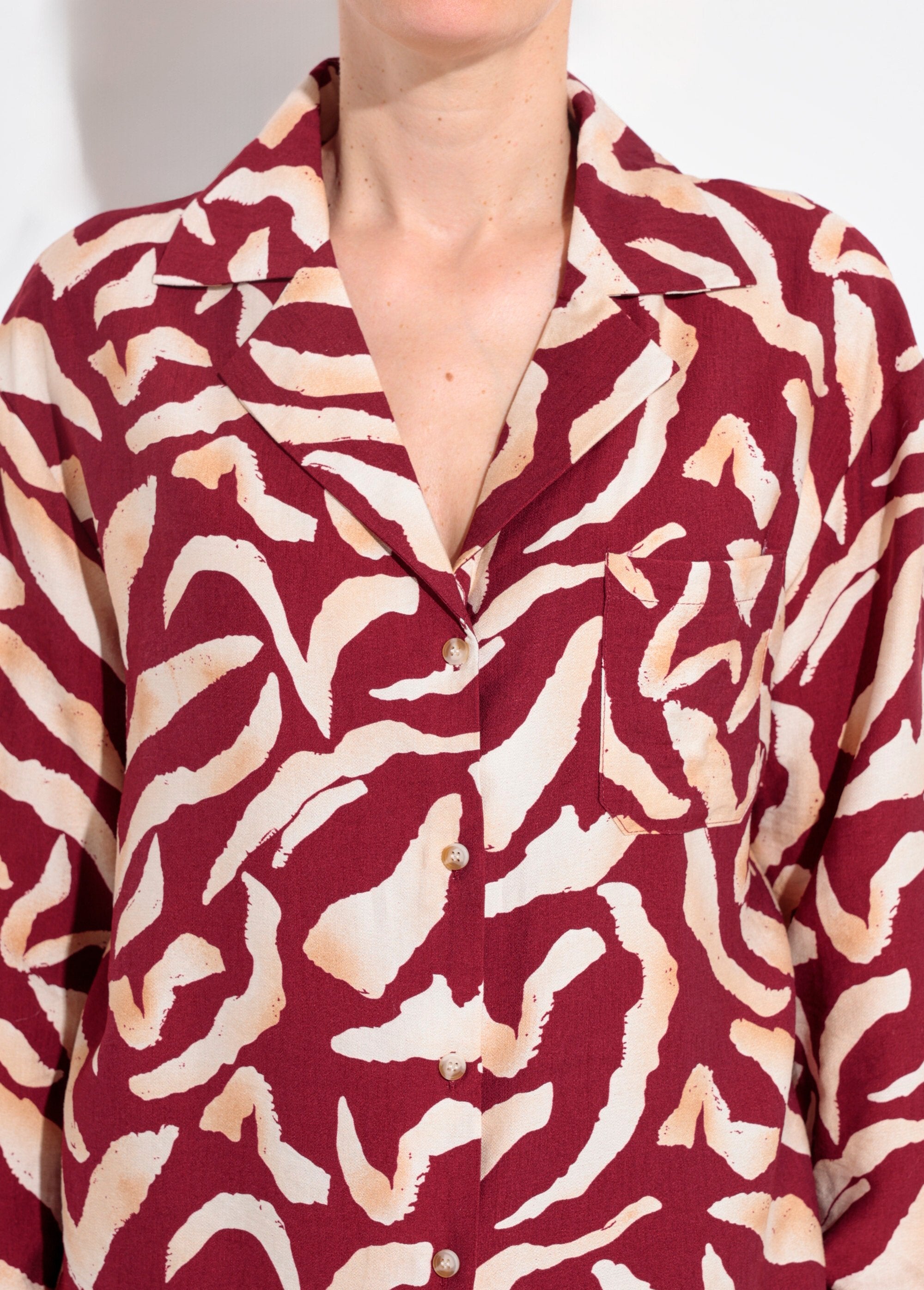 Overhemd_met_grafische_print_en_tailorkraag_Bordeaux_et_ecru_DE1_slim