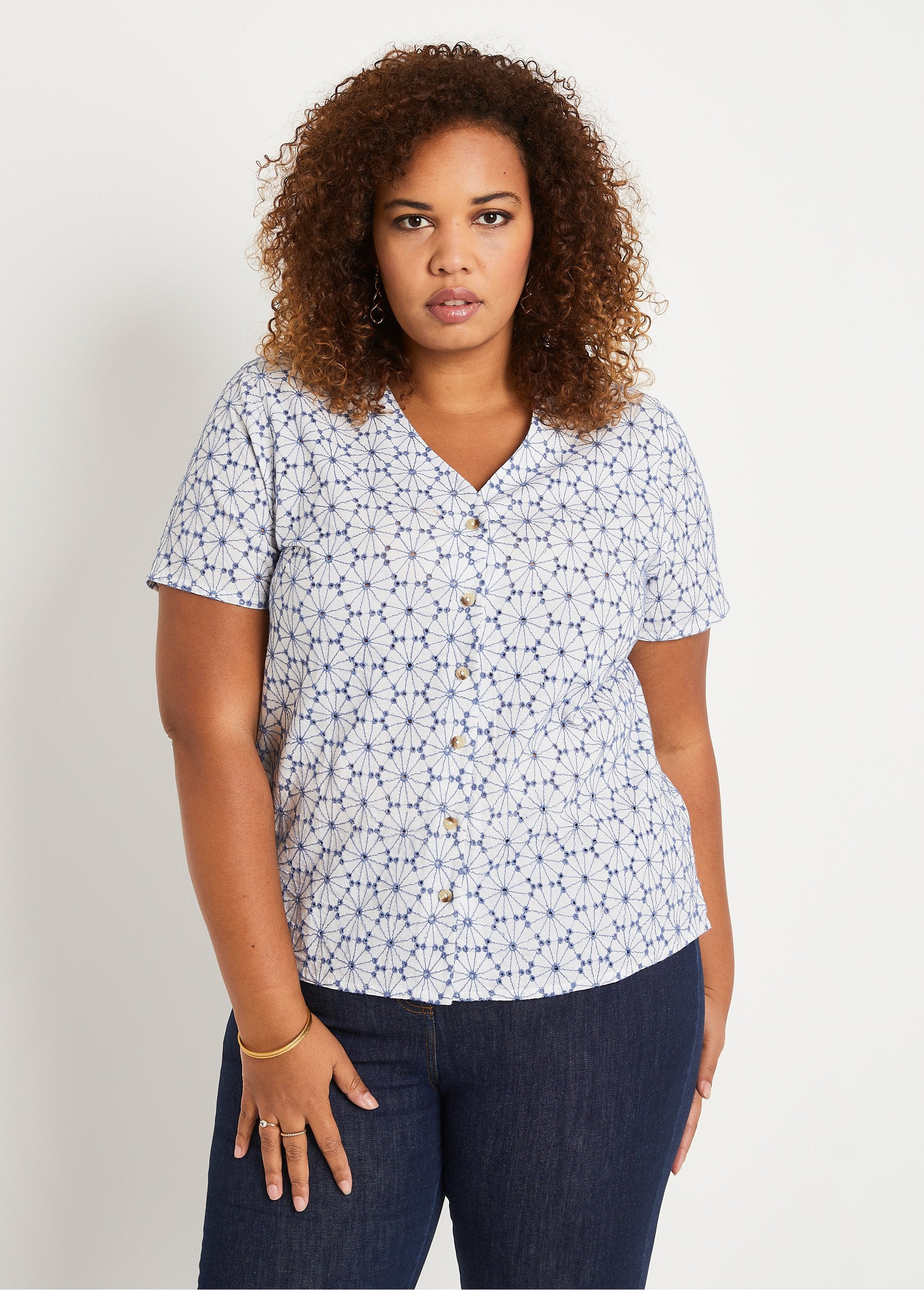 Chemisier_long_col_V_brodé_Blanc_et_bleu_FA1_curvy