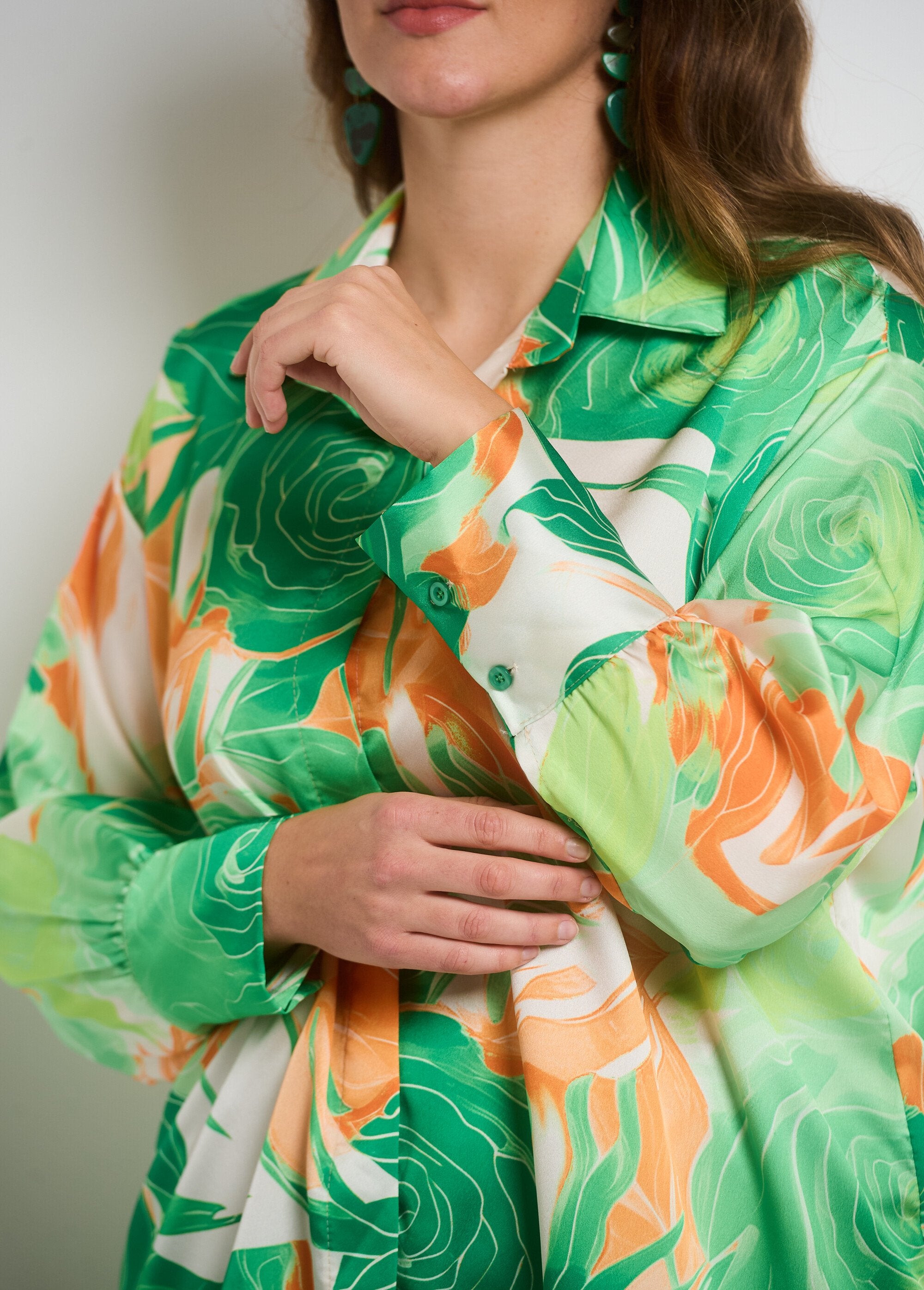 Chemisier_satin_fleurs_manches_longues_Vert_et_orange_DE2_curvy