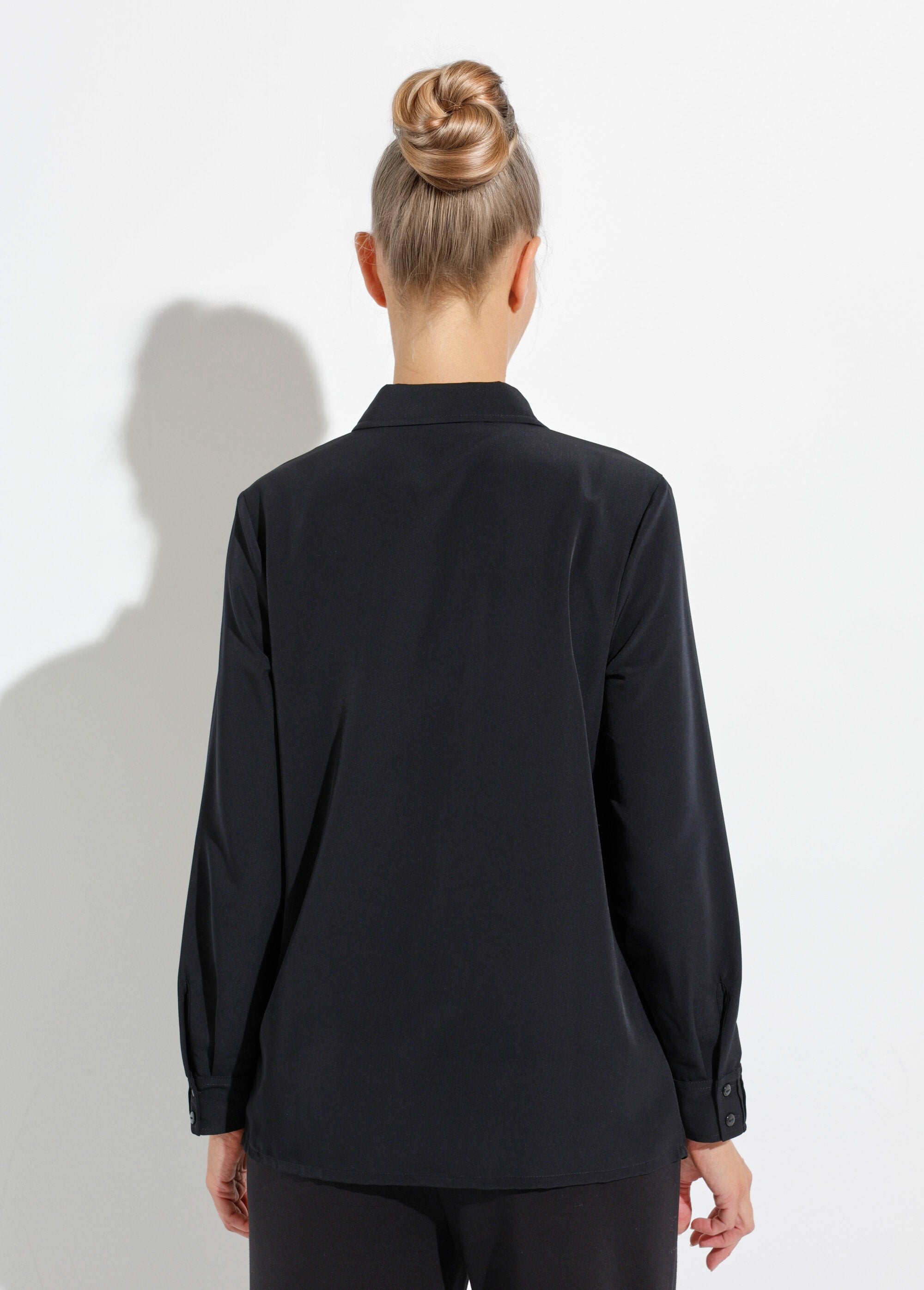 Effen_overhemd_met_lange_knoopsluiting_en_straskraag_Noir_DO1_slim