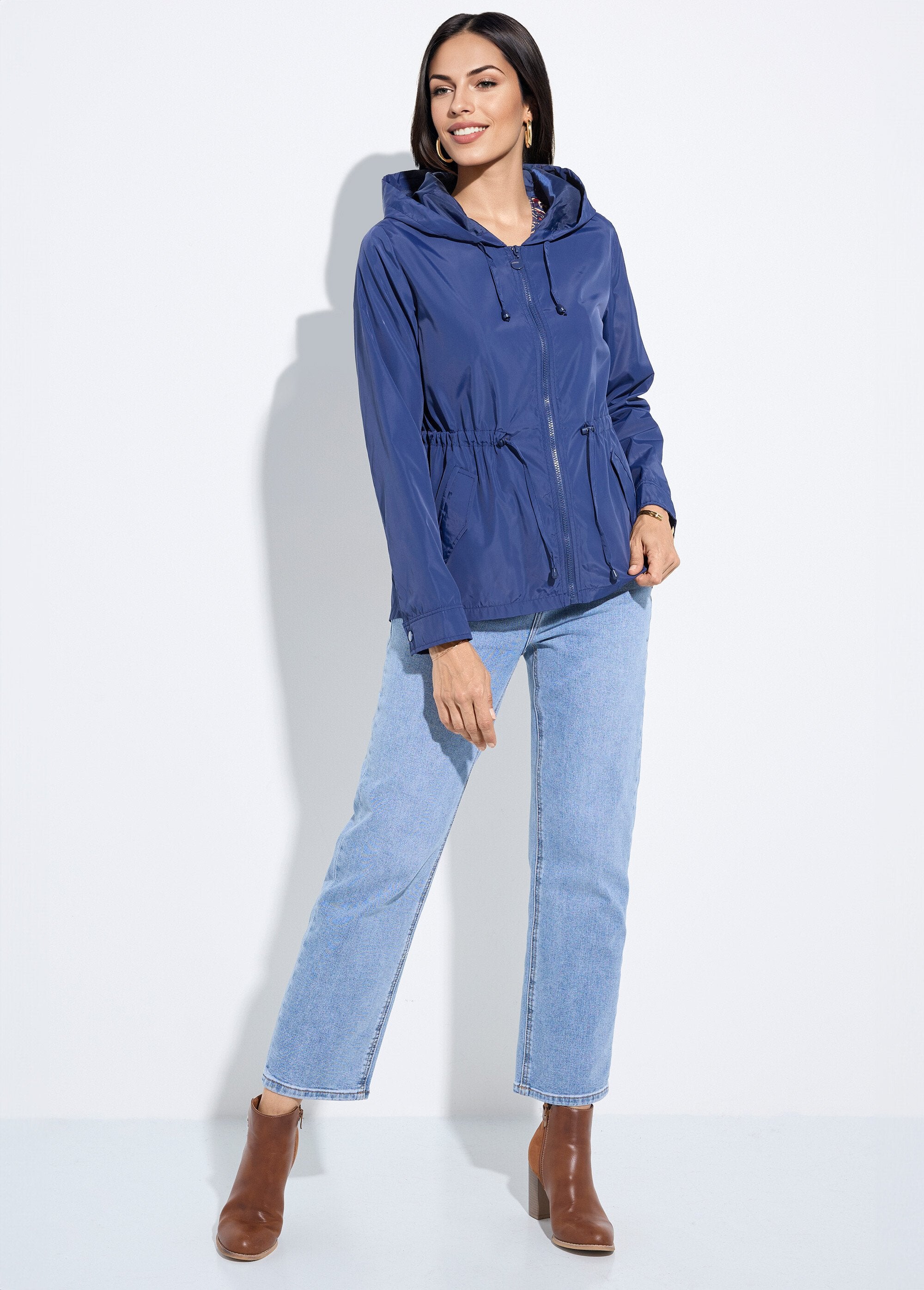 Coupe-vent_capuche_et_taille_resserrée_Marine_SF1_slim