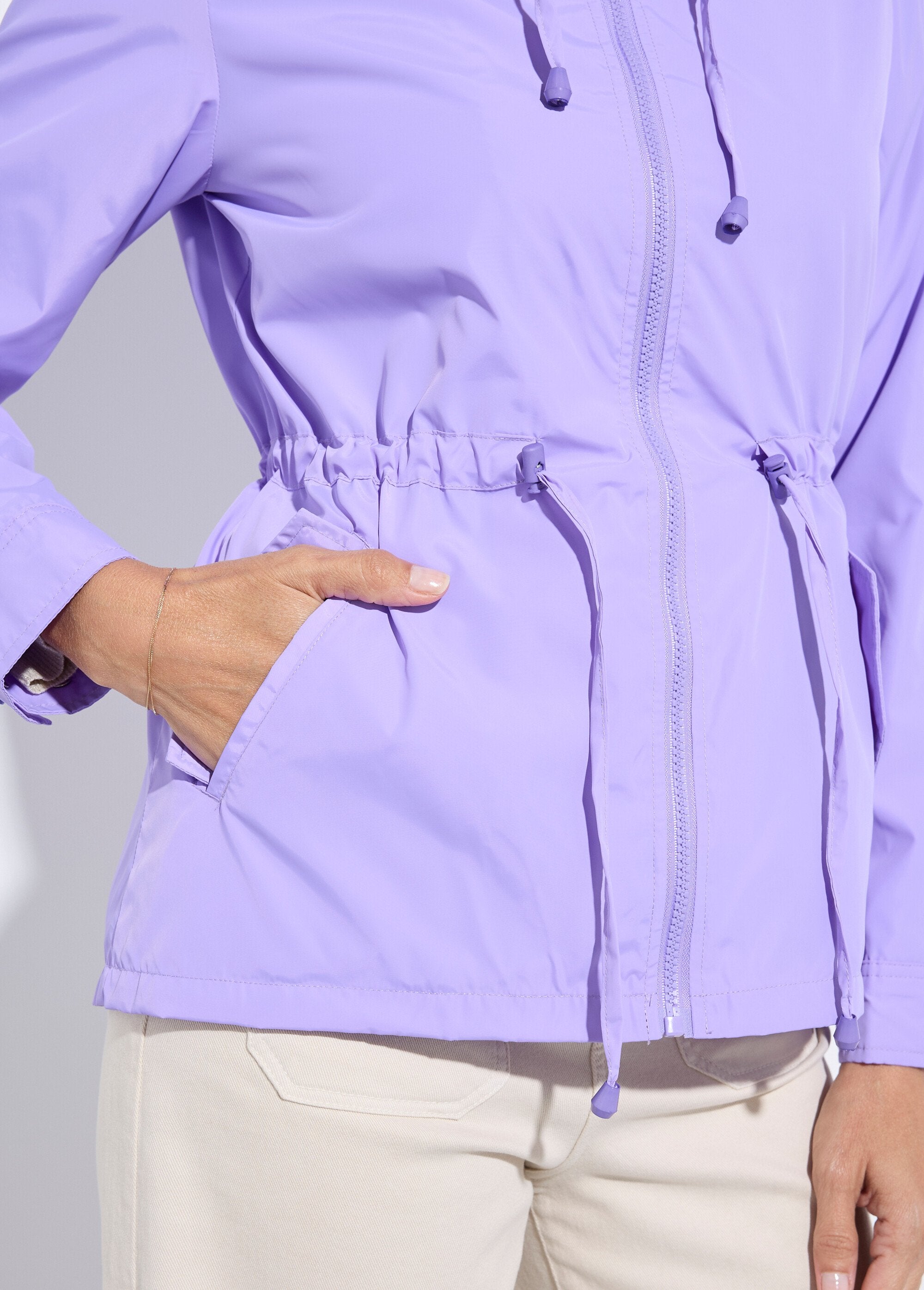 Coupe-vent_capuche_et_taille_resserrée_Parme_DE2_slim