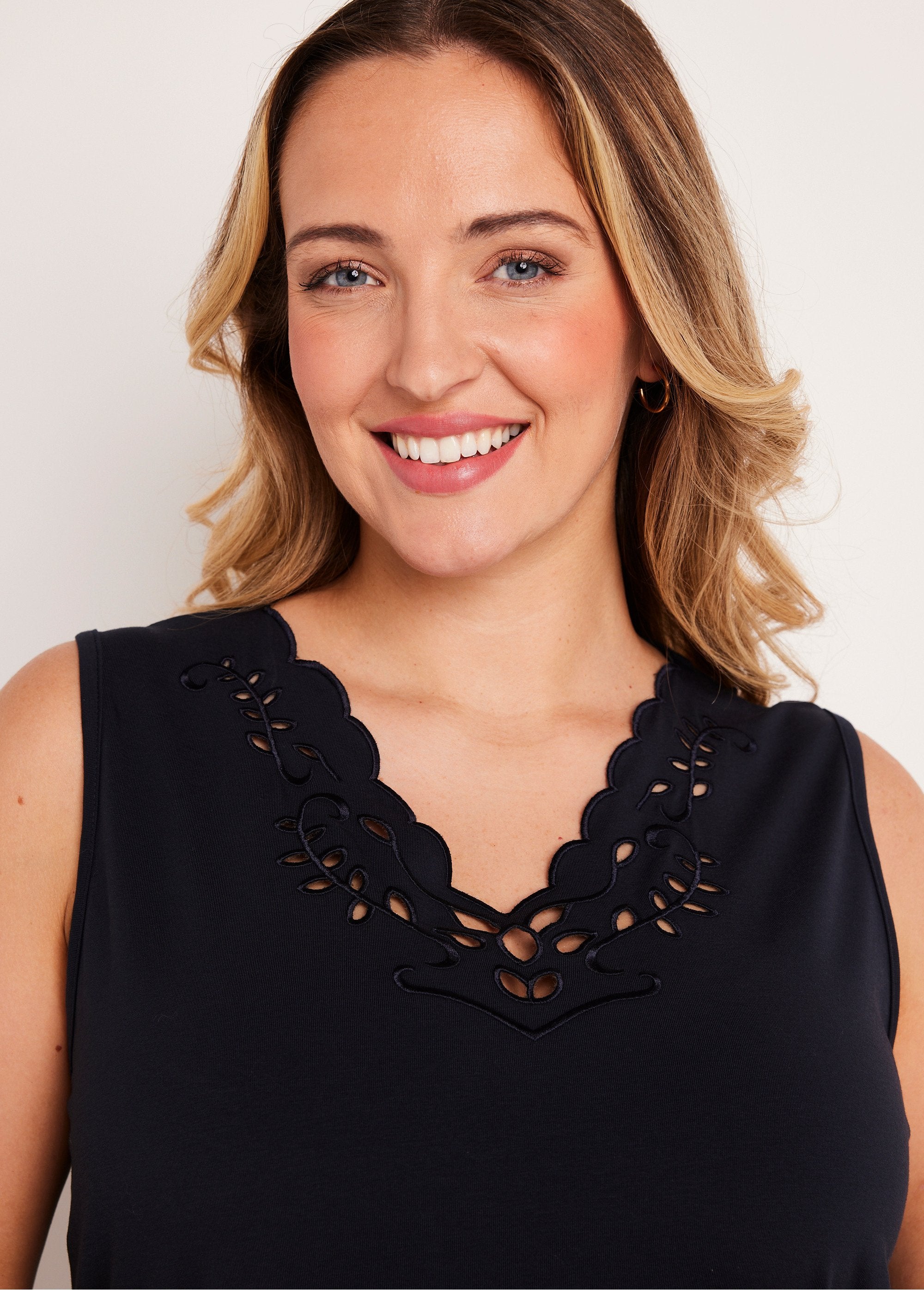 Débardeur_col_V_ajouré_brodé_Marine_DE1_curvy