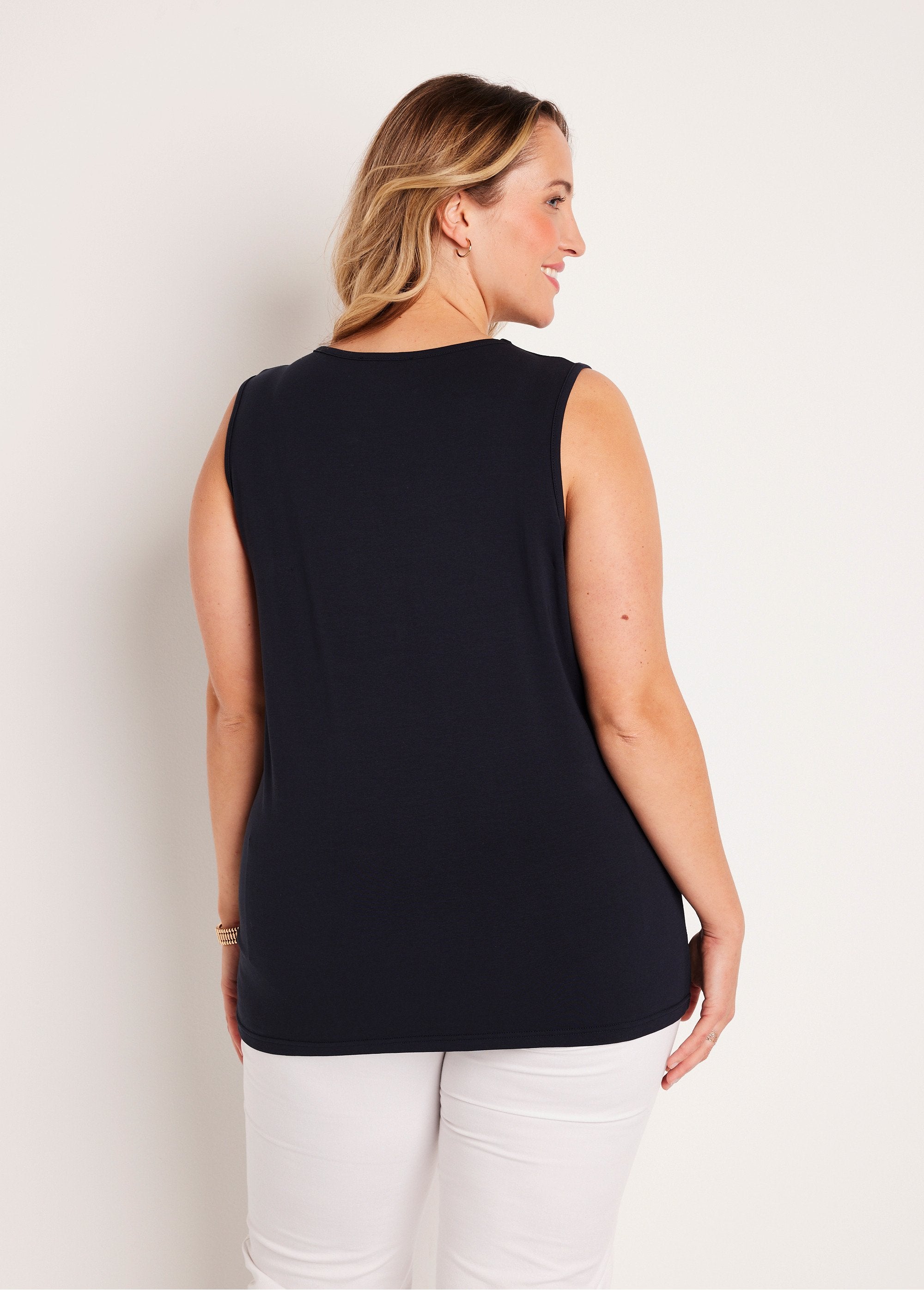 Débardeur_col_V_ajouré_brodé_Marine_DO1_curvy