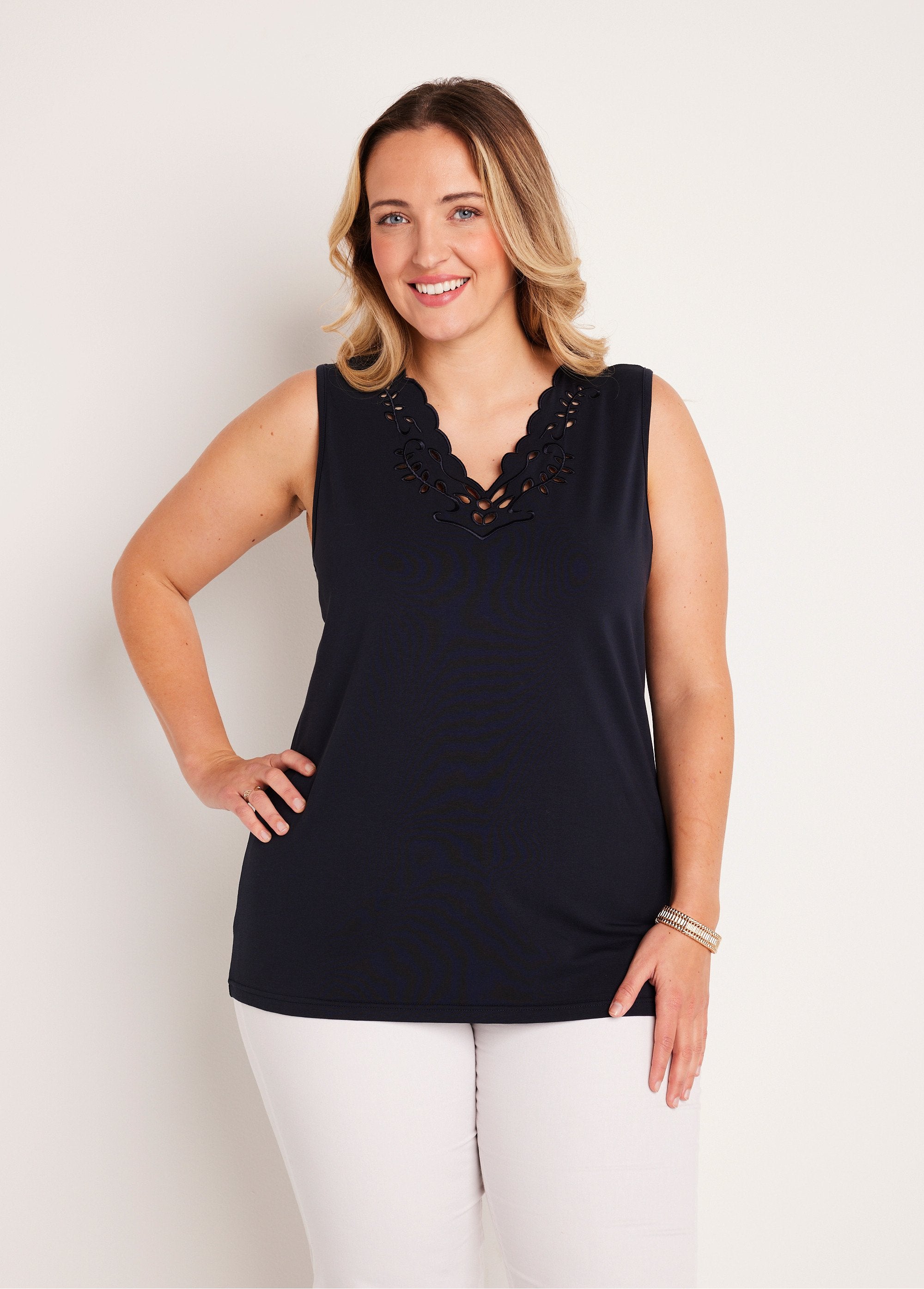 Débardeur_col_V_ajouré_brodé_Marine_FA1_curvy