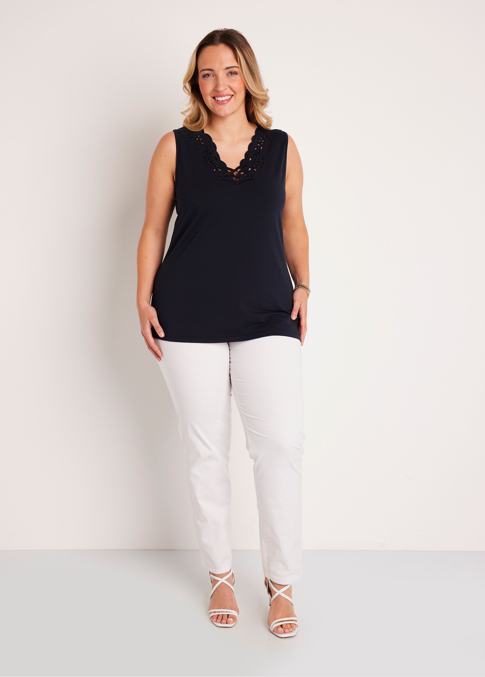 Débardeur_col_V_ajouré_brodé_Marine_SF1_curvy
