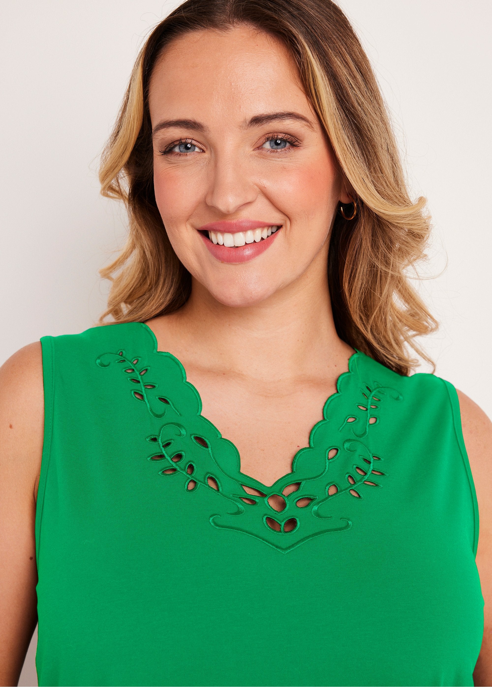 Débardeur_col_V_ajouré_brodé_Vert_DE1_curvy