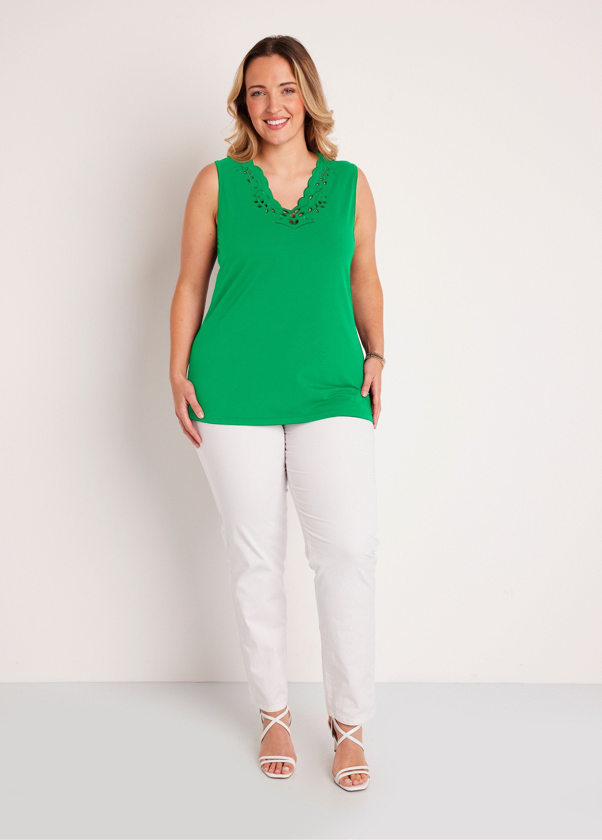 Débardeur_col_V_ajouré_brodé_Vert_SF1_curvy