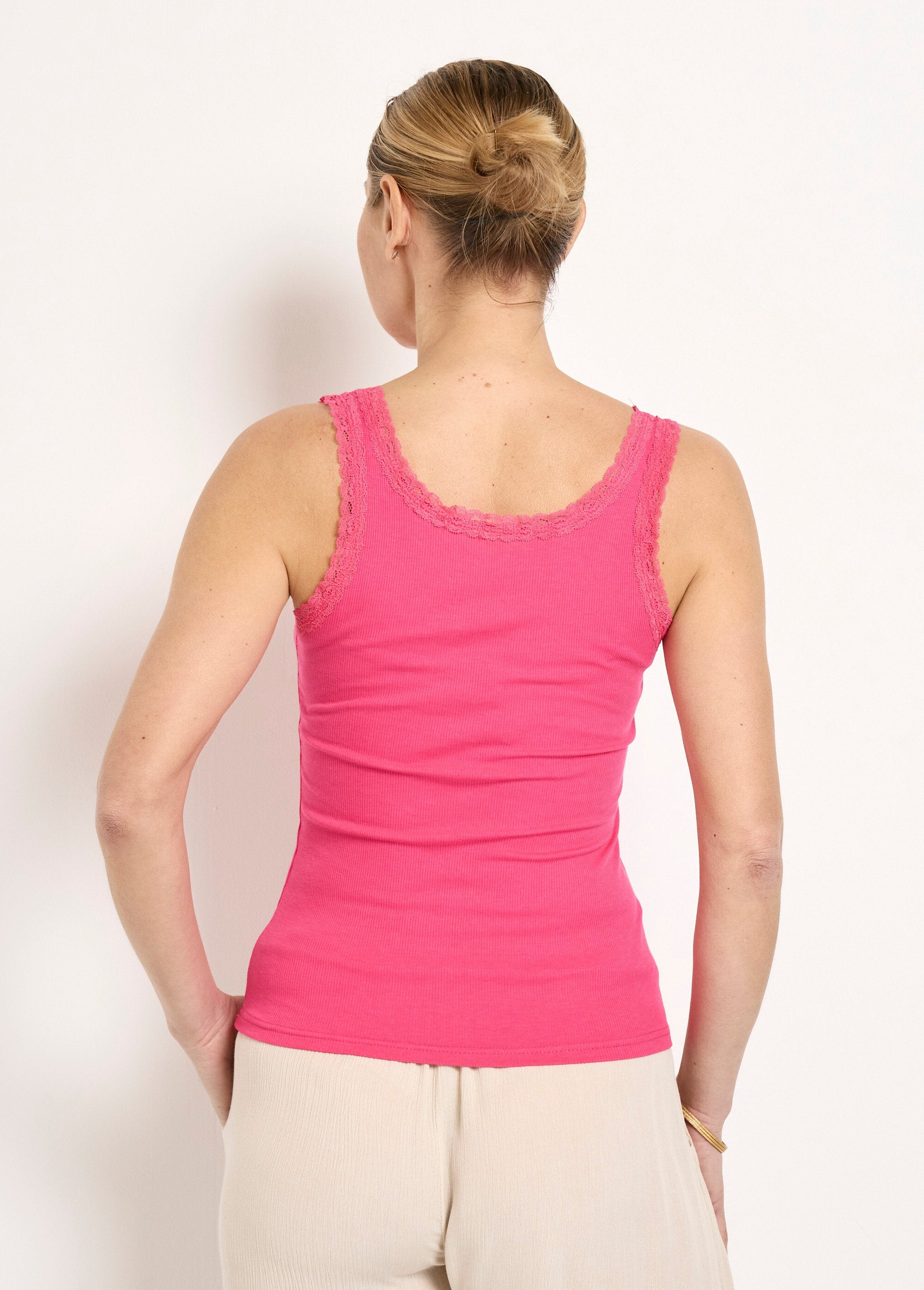 Geribbelde_tanktop_met_kanten_randje_Fuchsia_DO1_slim